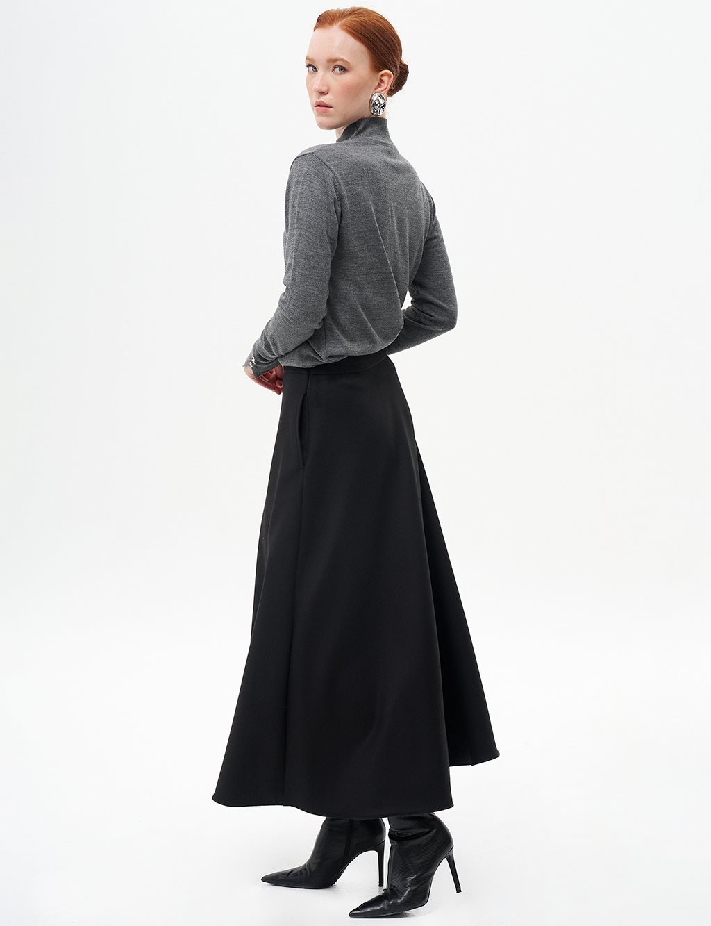 Zipper Detailed Flared Wool Skirt in Black