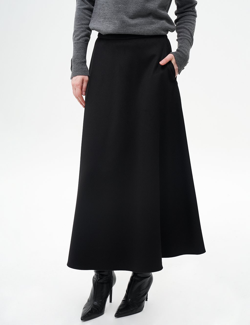 Zipper Detailed Flared Wool Skirt in Black