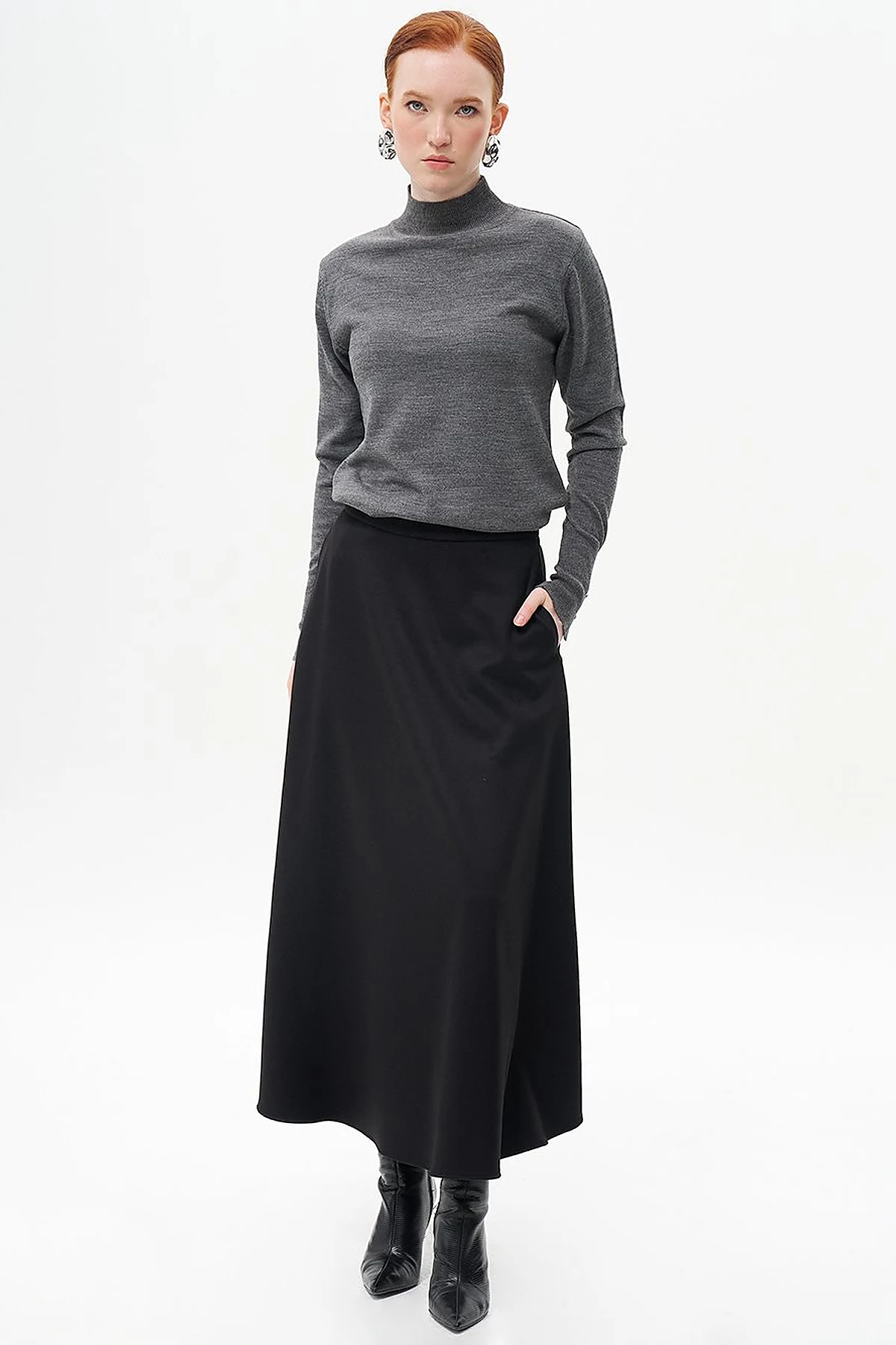 Zipper Detailed Flared Wool Skirt in Black