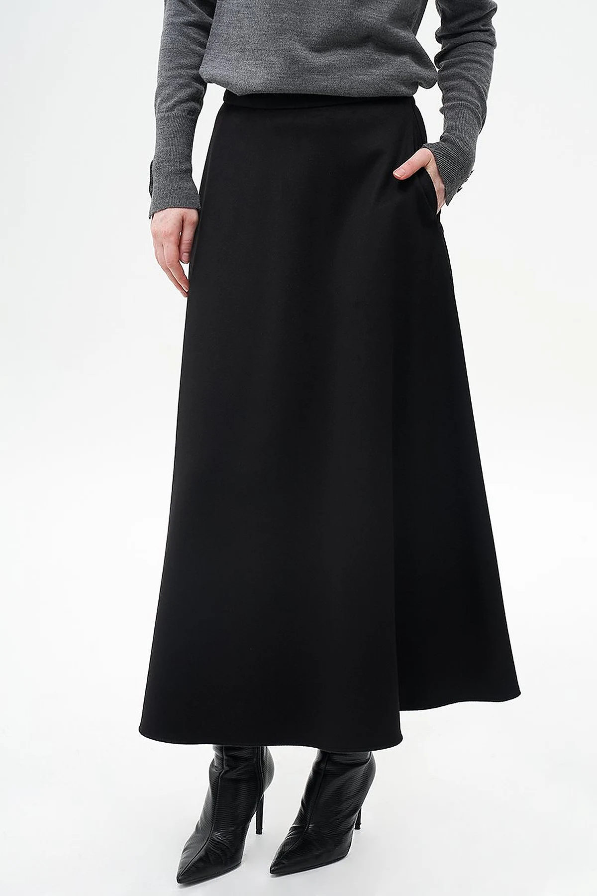 Zipper Detailed Flared Wool Skirt in Black