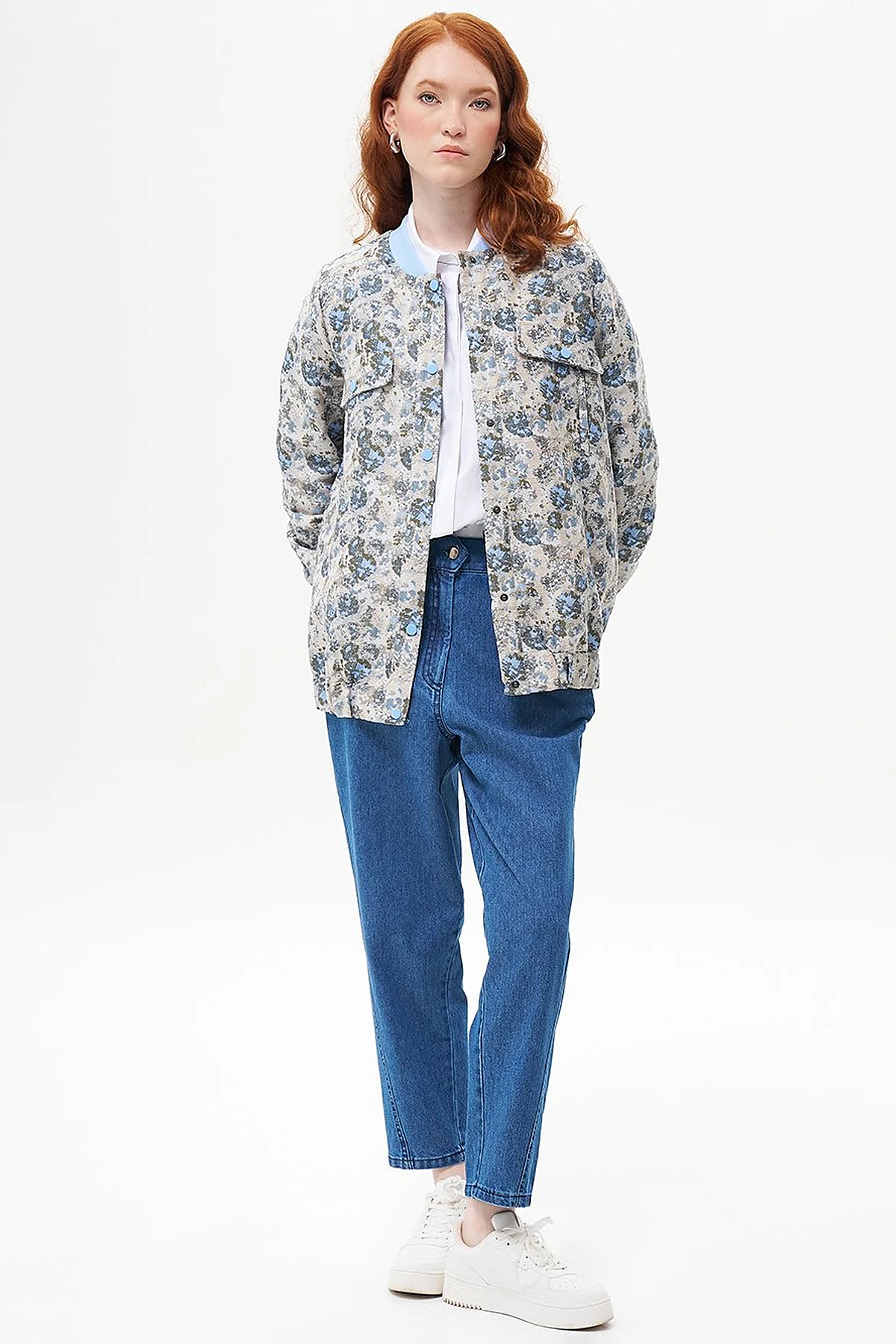 Buttoned Carrot-Cut Denim Pants in Indigo