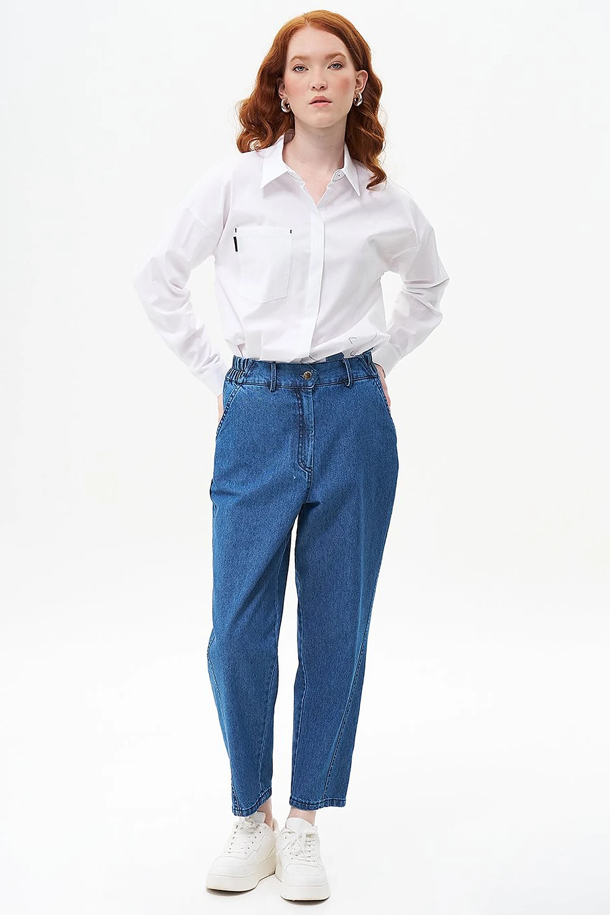 Buttoned Carrot-Cut Denim Pants in Indigo