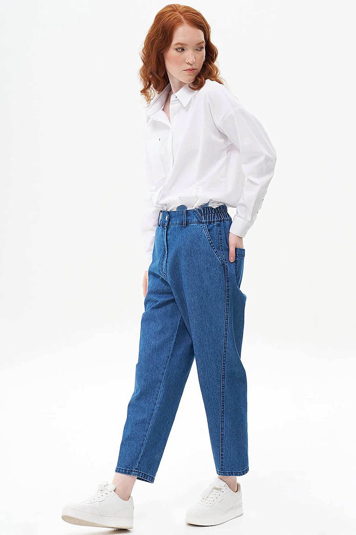 Buttoned Carrot-Cut Denim Pants in Indigo