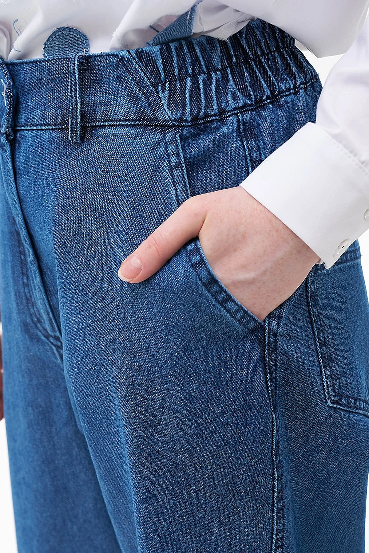 Buttoned Carrot-Cut Denim Pants in Indigo