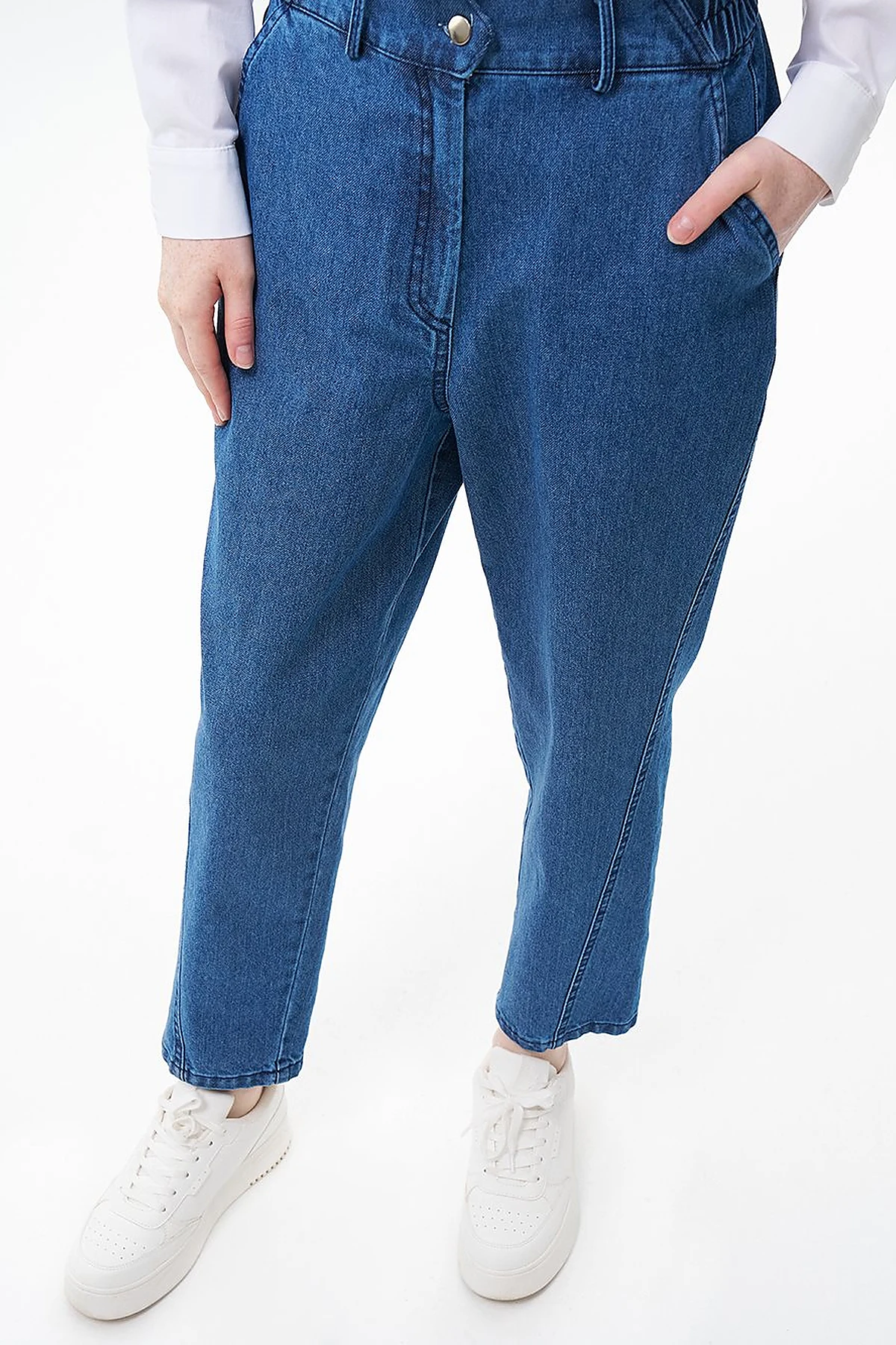 Buttoned Carrot-Cut Denim Pants in Indigo