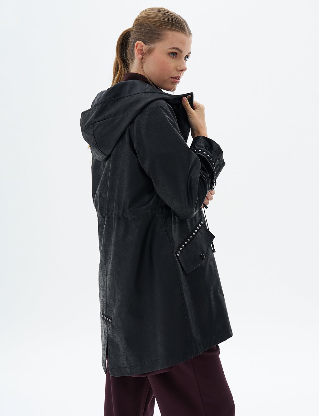 Stripe Accessory Detailed Cape Black