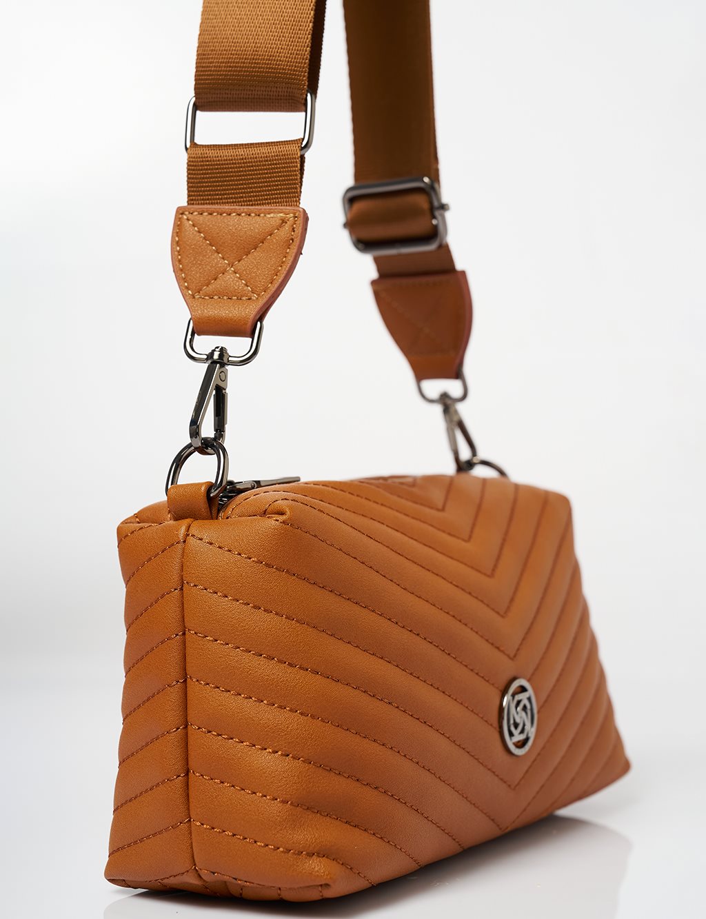 Monogram Detaylı Kapitoneli Çanta Camel