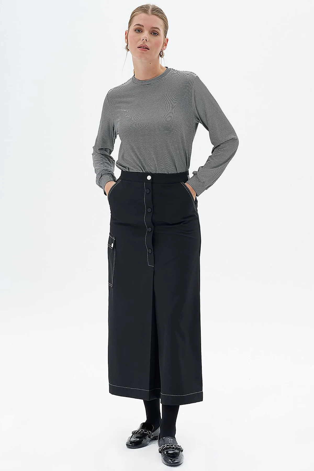 Half Snap Closure Bell Skirt Black