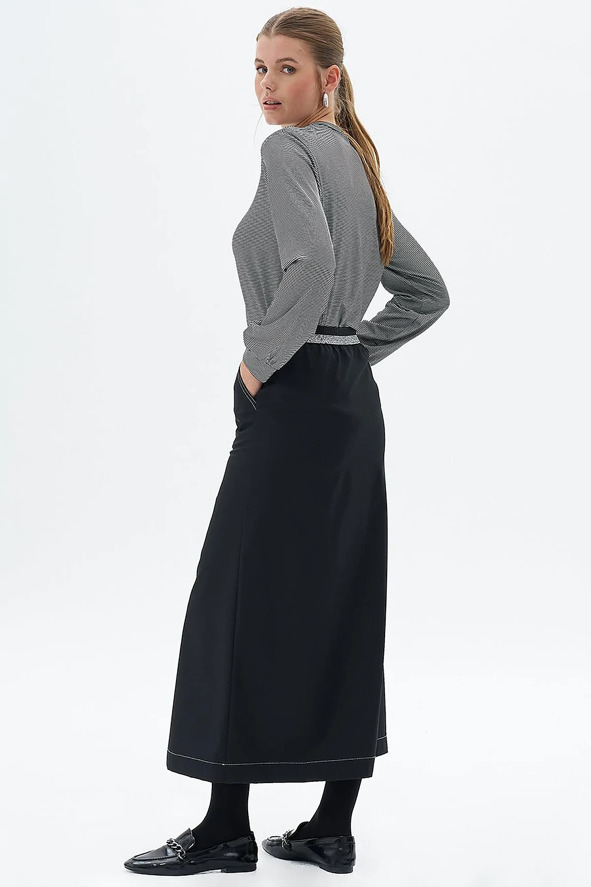 Half Snap Closure Bell Skirt Black