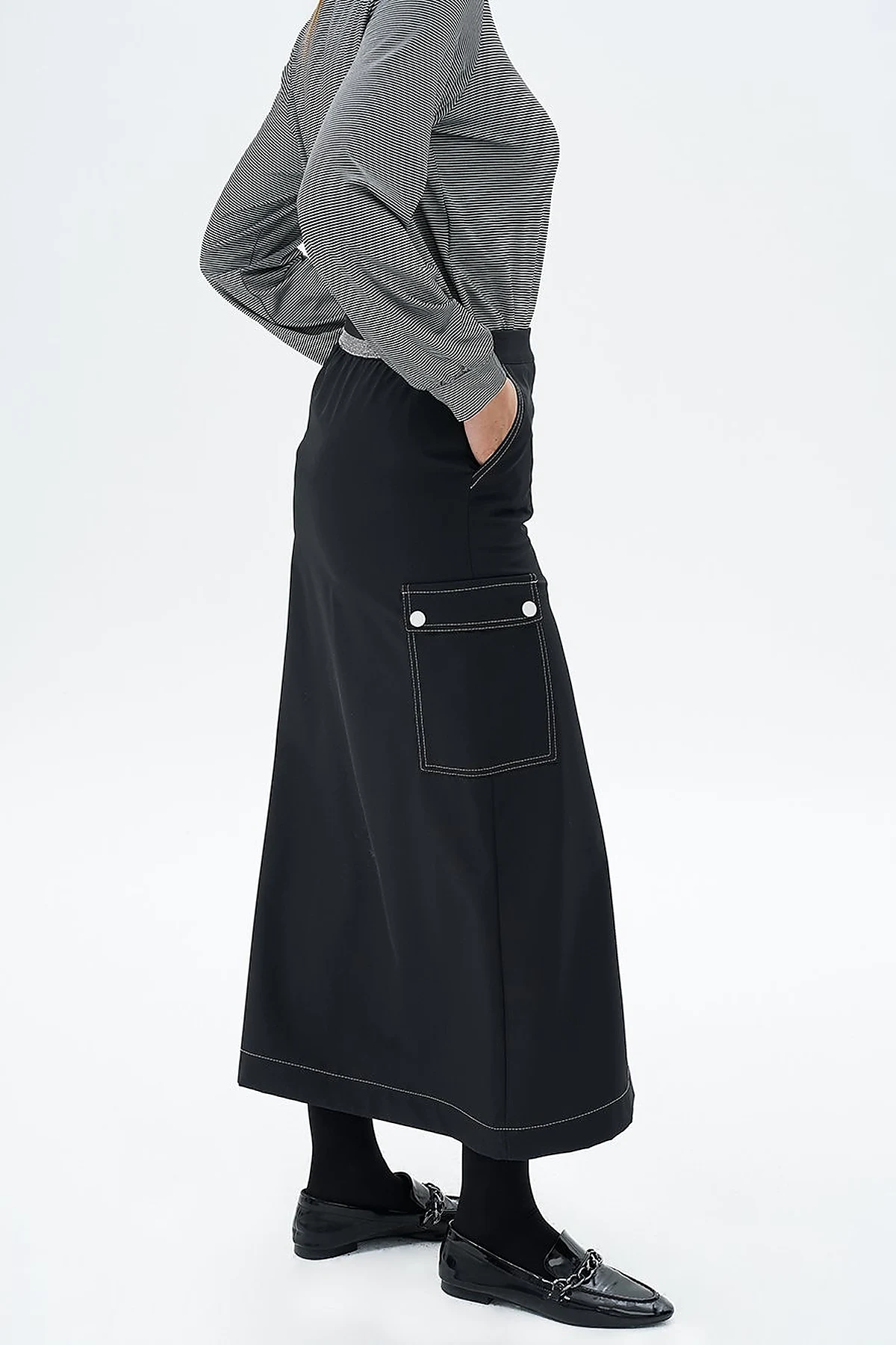 Half Snap Closure Bell Skirt Black