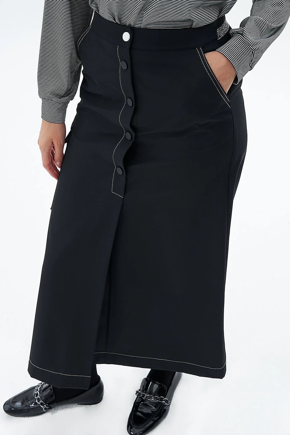 Half Snap Closure Bell Skirt Black