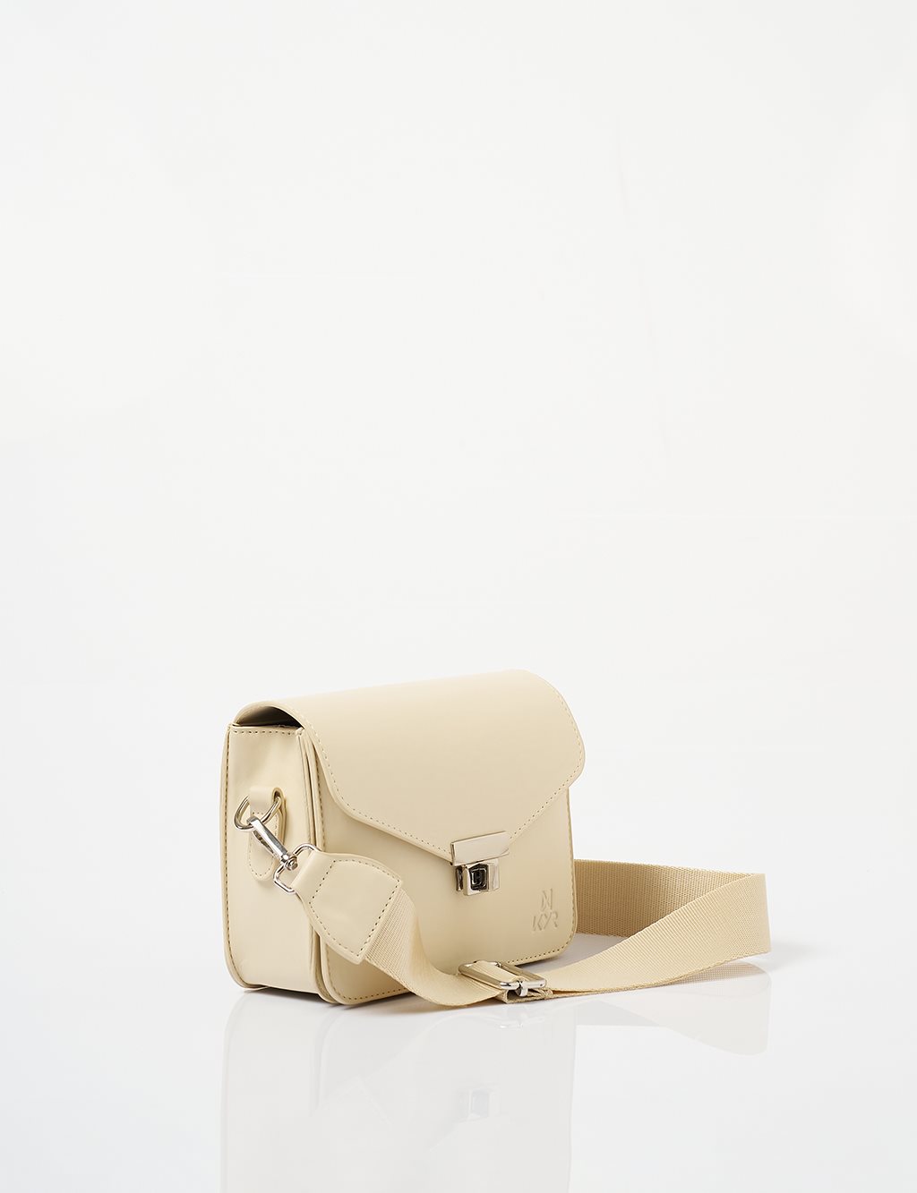 Metal Buckle Detailed Lid Bag Cream