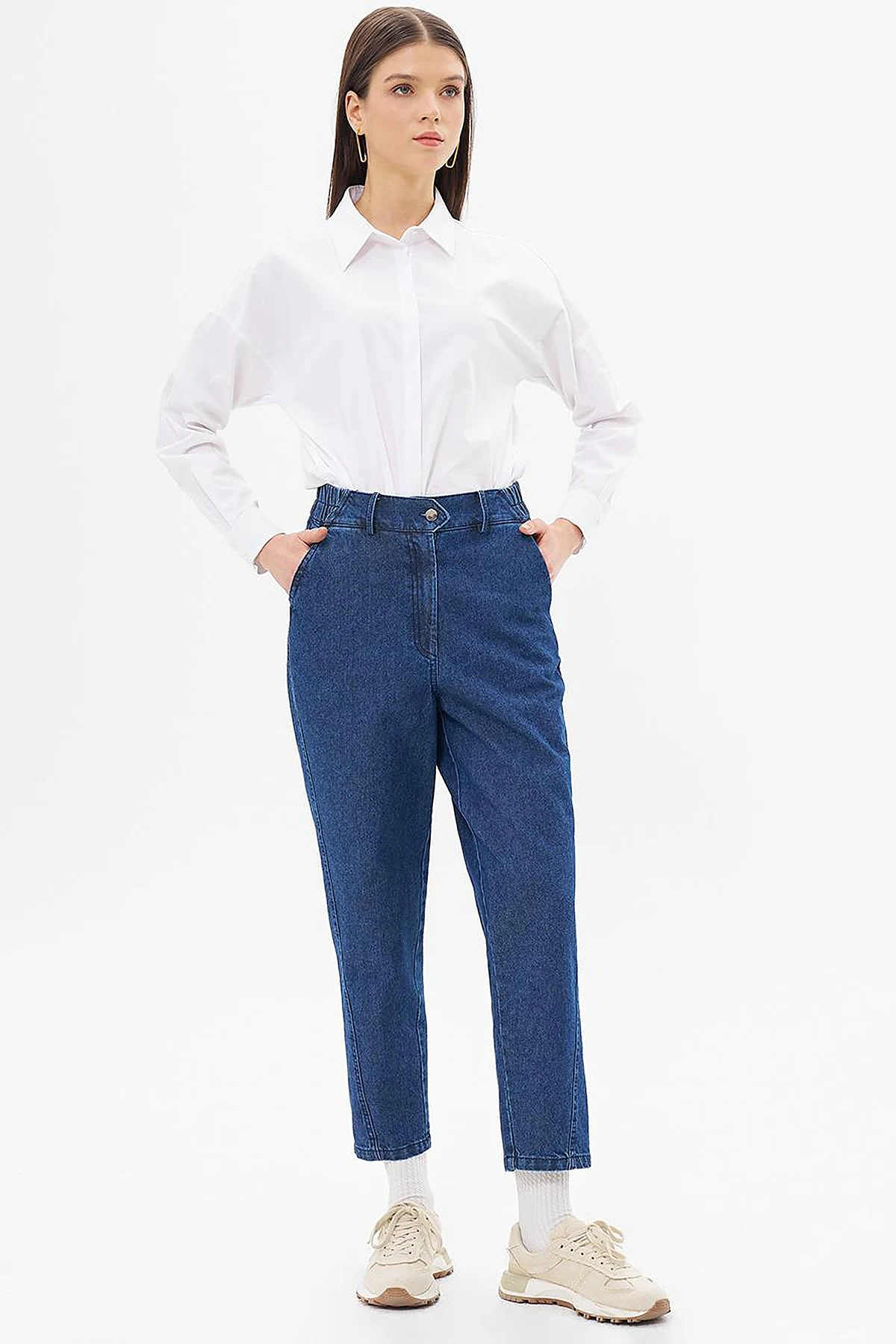 Buttoned Carrot-Cut Denim Pants in Navy Blue
