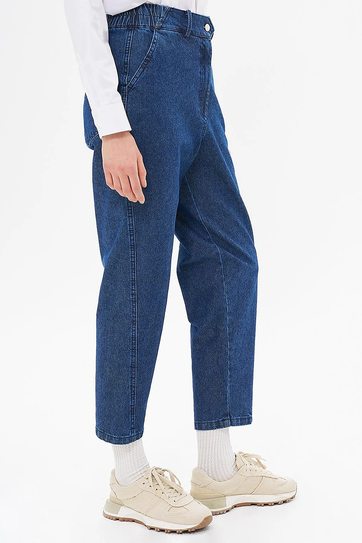 Buttoned Carrot-Cut Denim Pants in Navy Blue