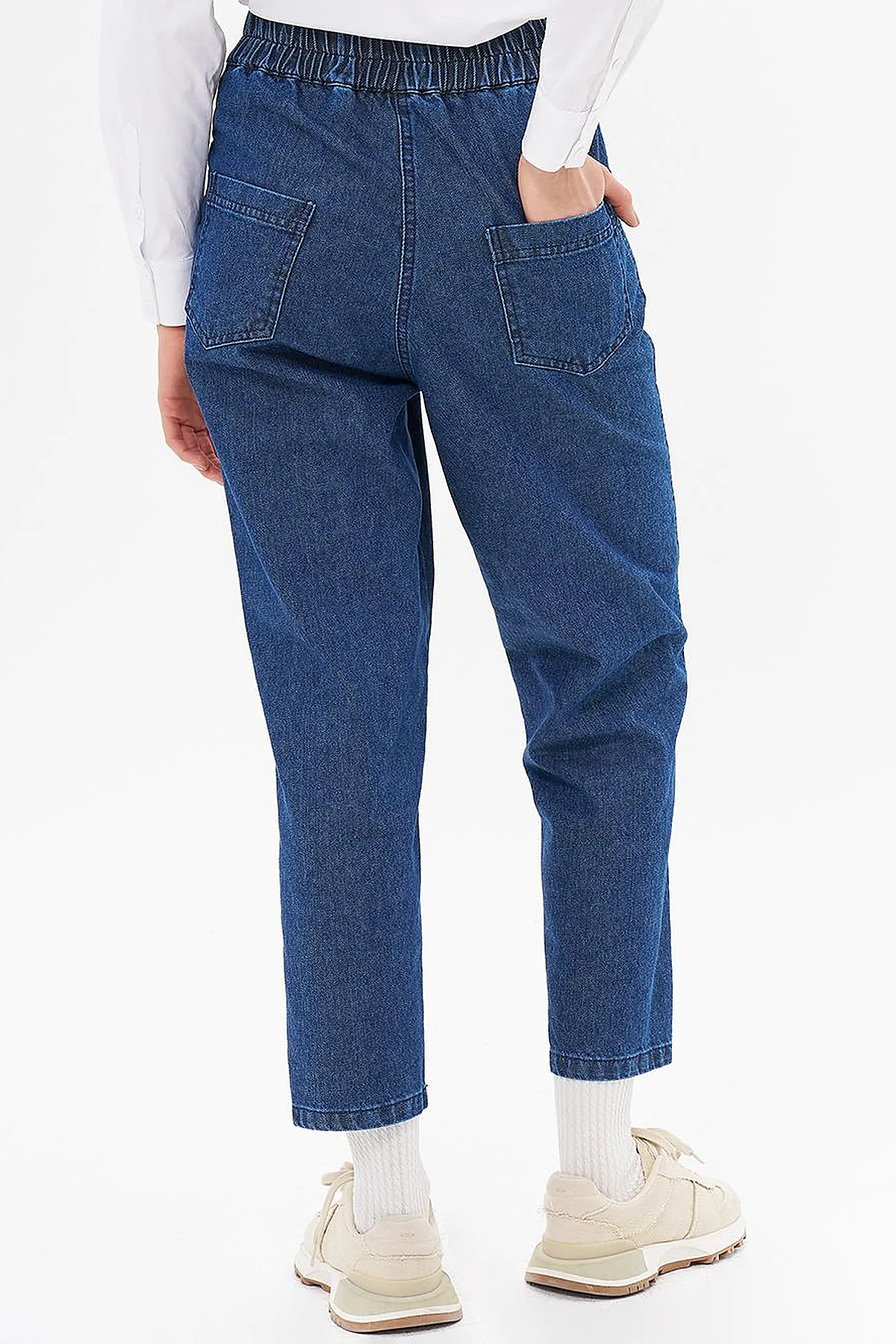 Buttoned Carrot-Cut Denim Pants in Navy Blue