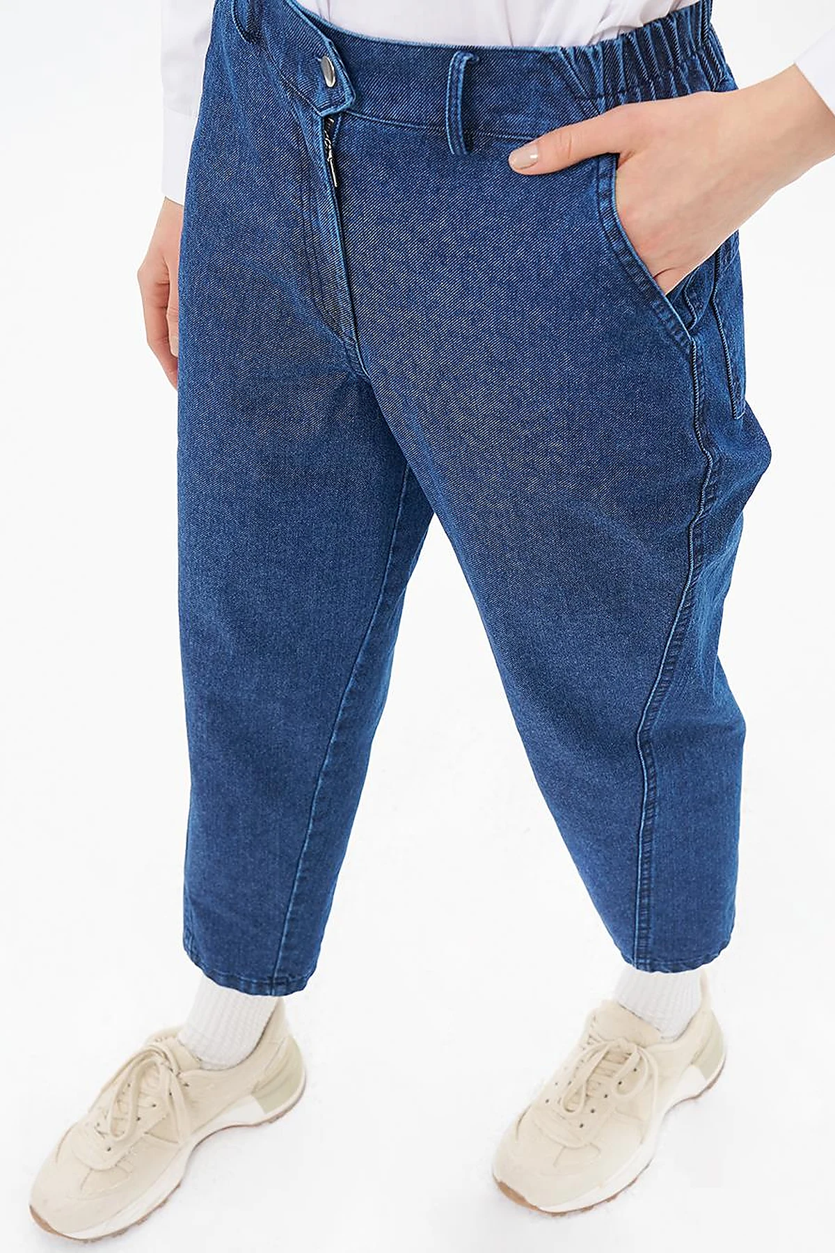 Buttoned Carrot-Cut Denim Pants in Navy Blue