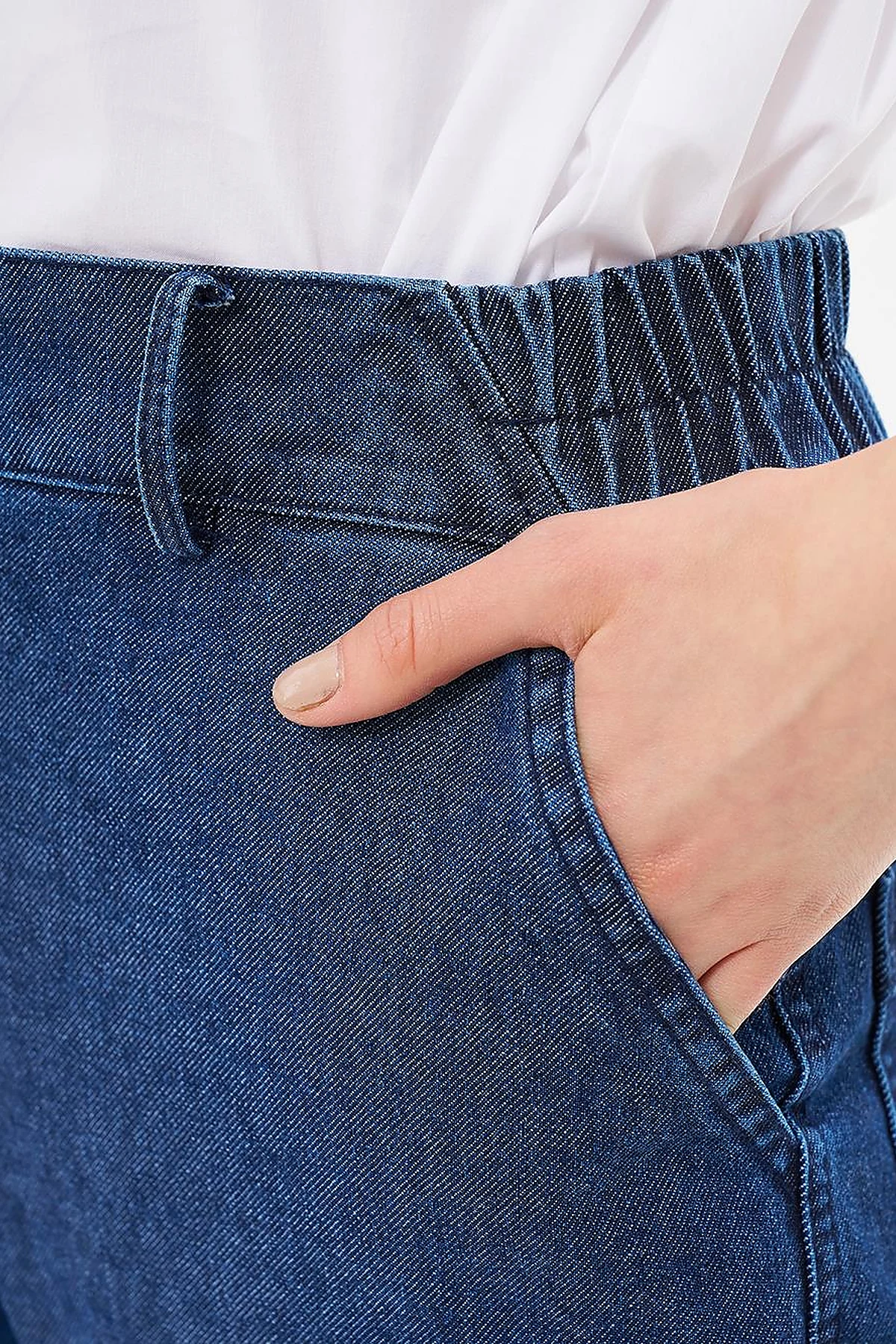 Buttoned Carrot-Cut Denim Pants in Navy Blue