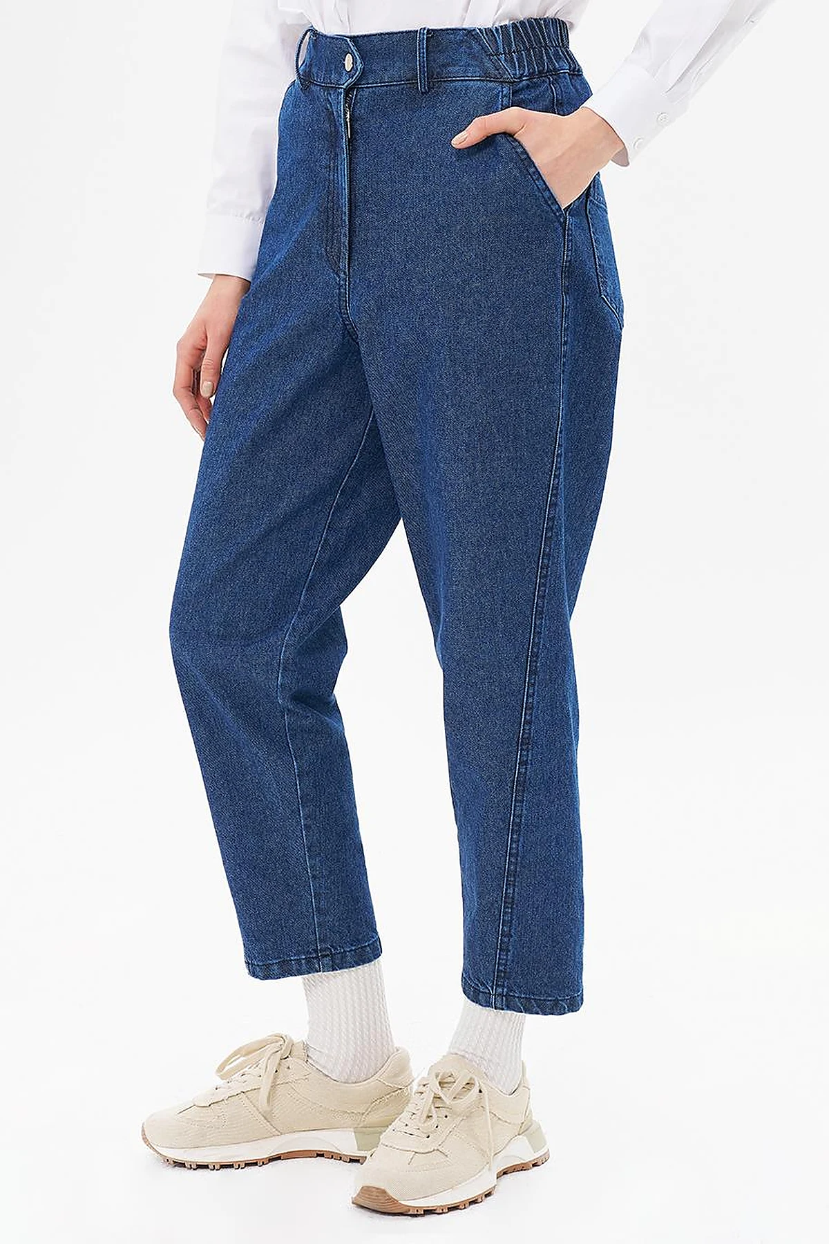 Buttoned Carrot-Cut Denim Pants in Navy Blue