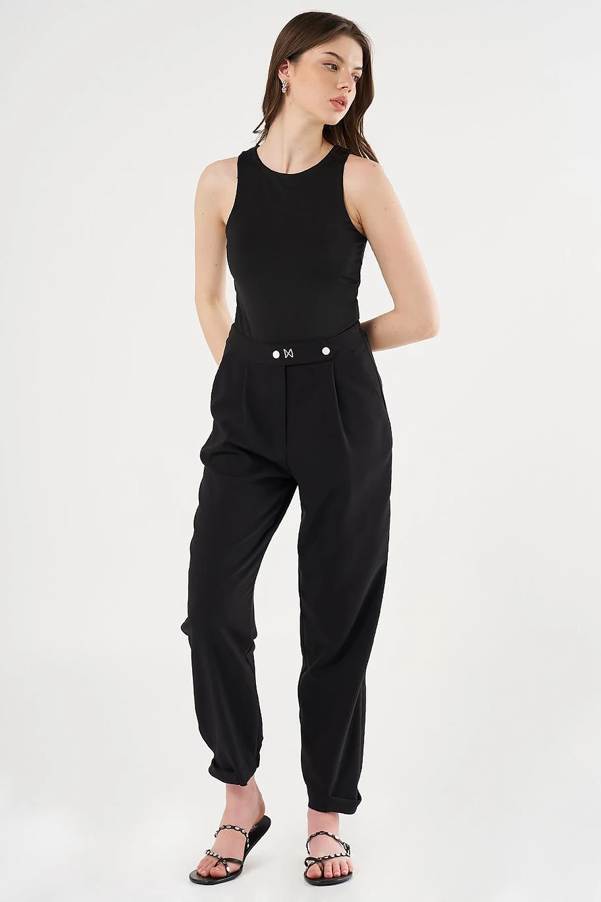 Elasticated Cuff Carrot Cut Pants in Black