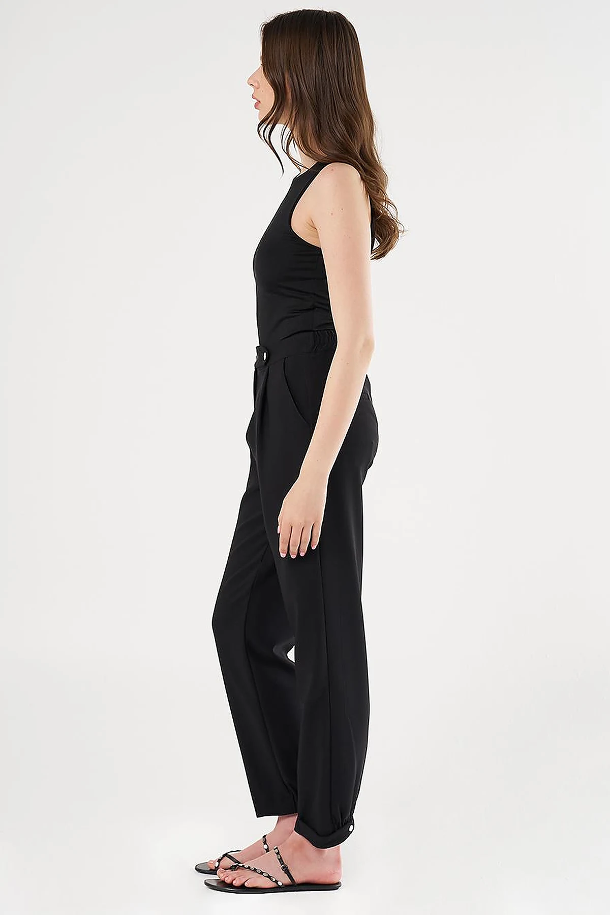 Elasticated Cuff Carrot Cut Pants in Black
