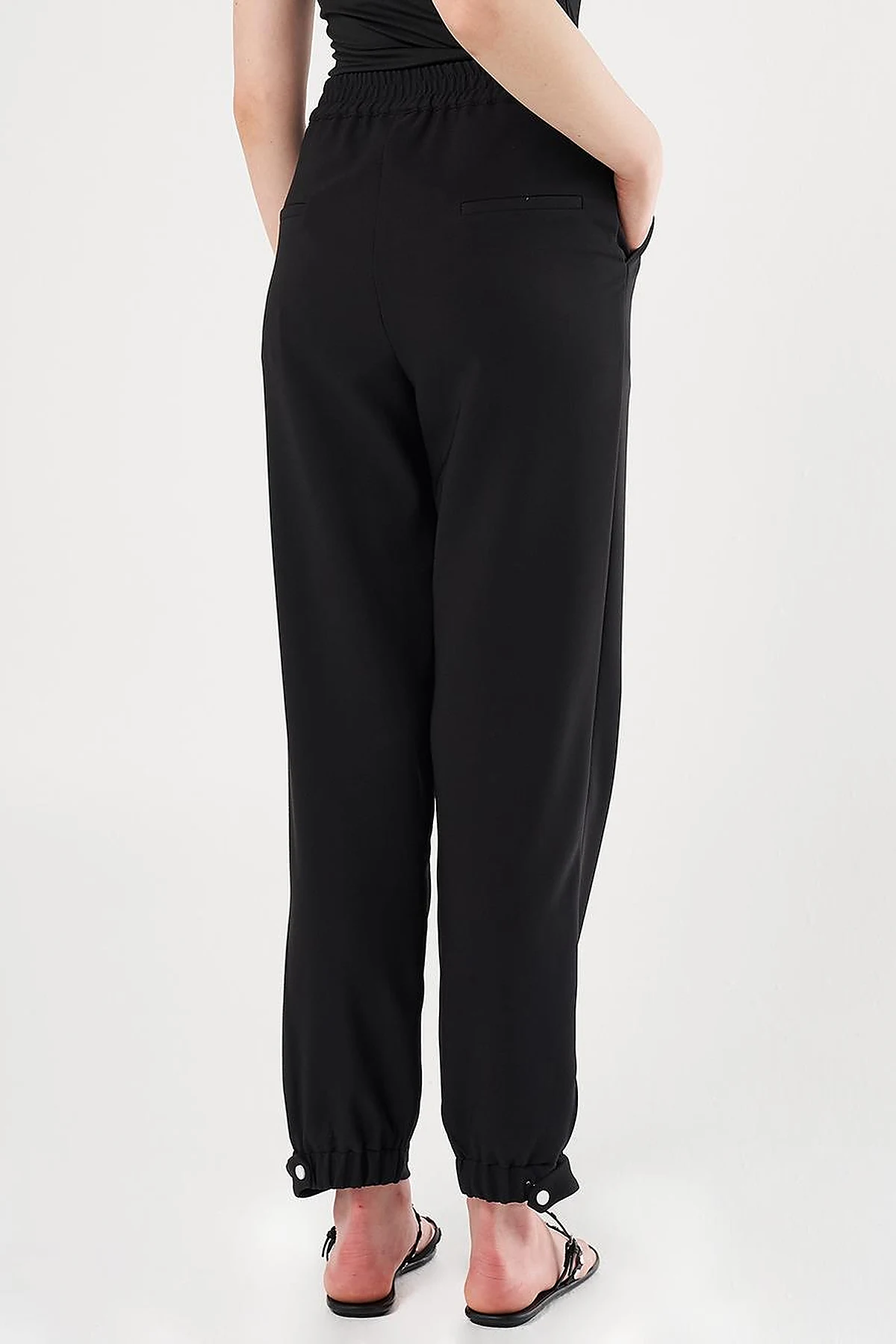 Elasticated Cuff Carrot Cut Pants in Black