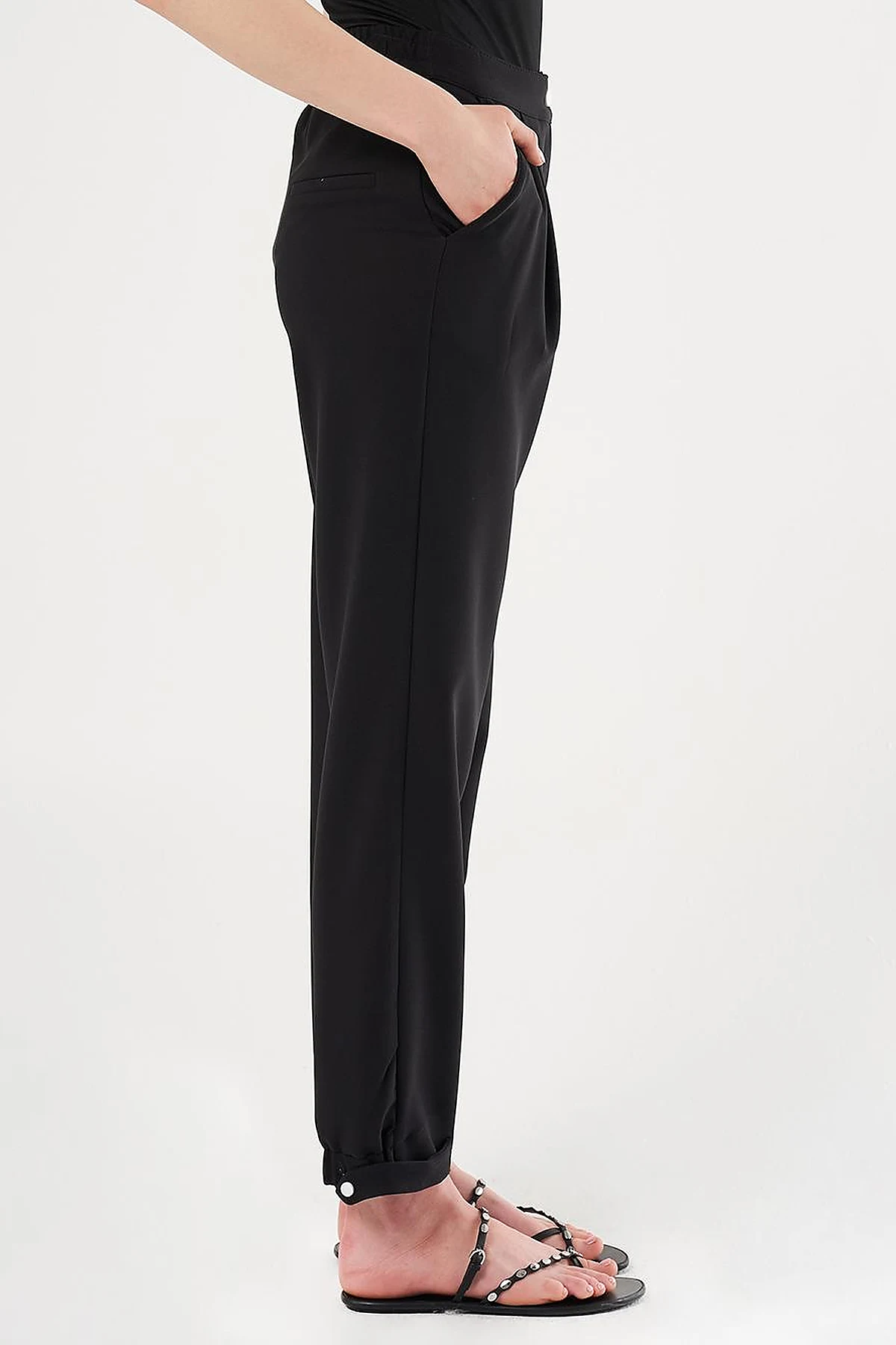 Elasticated Cuff Carrot Cut Pants in Black