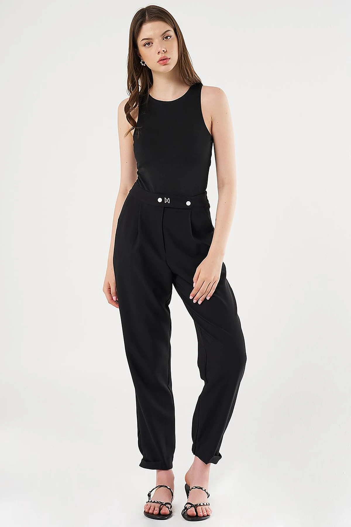 Elasticated Cuff Carrot Cut Pants in Black
