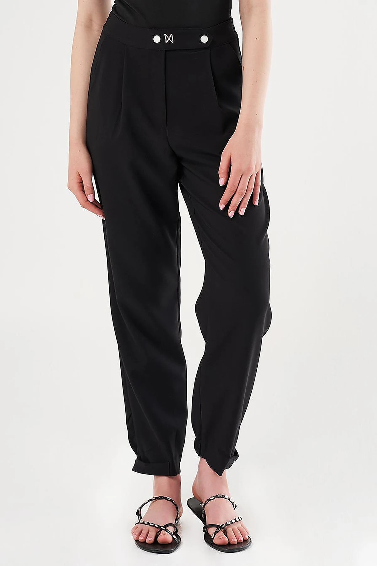 Elasticated Cuff Carrot Cut Pants in Black
