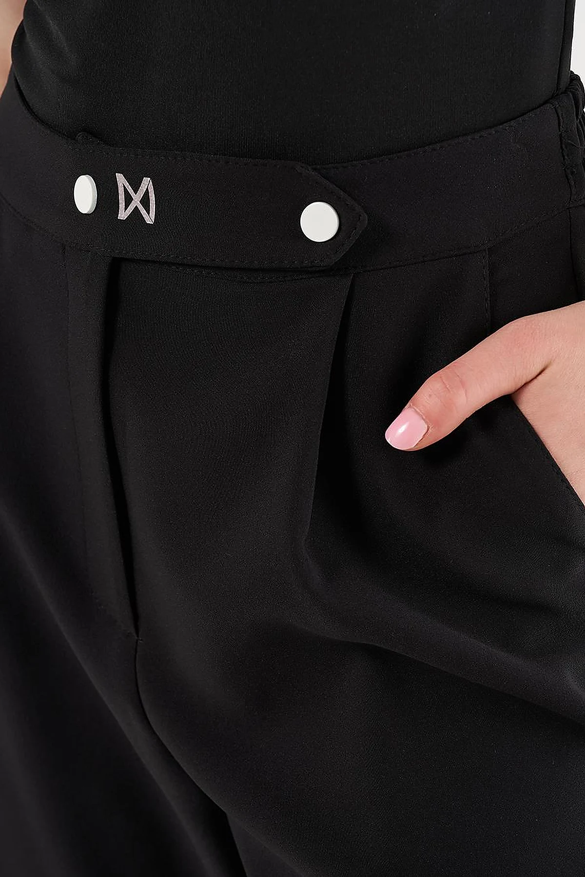 Elasticated Cuff Carrot Cut Pants in Black