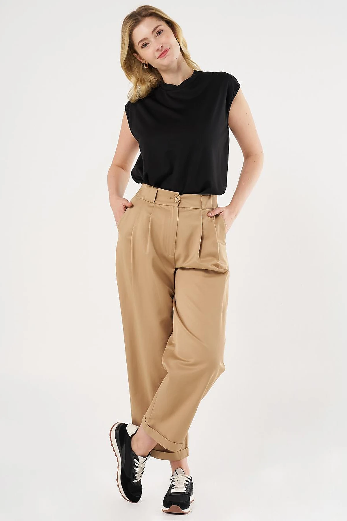 Pleated Cuffed Pants in Beige