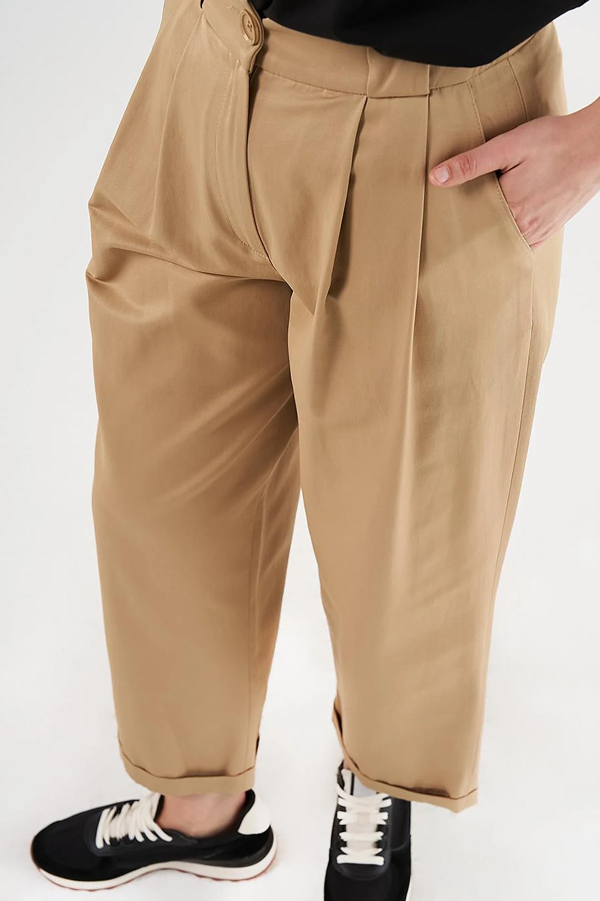 Pleated Cuffed Pants in Beige