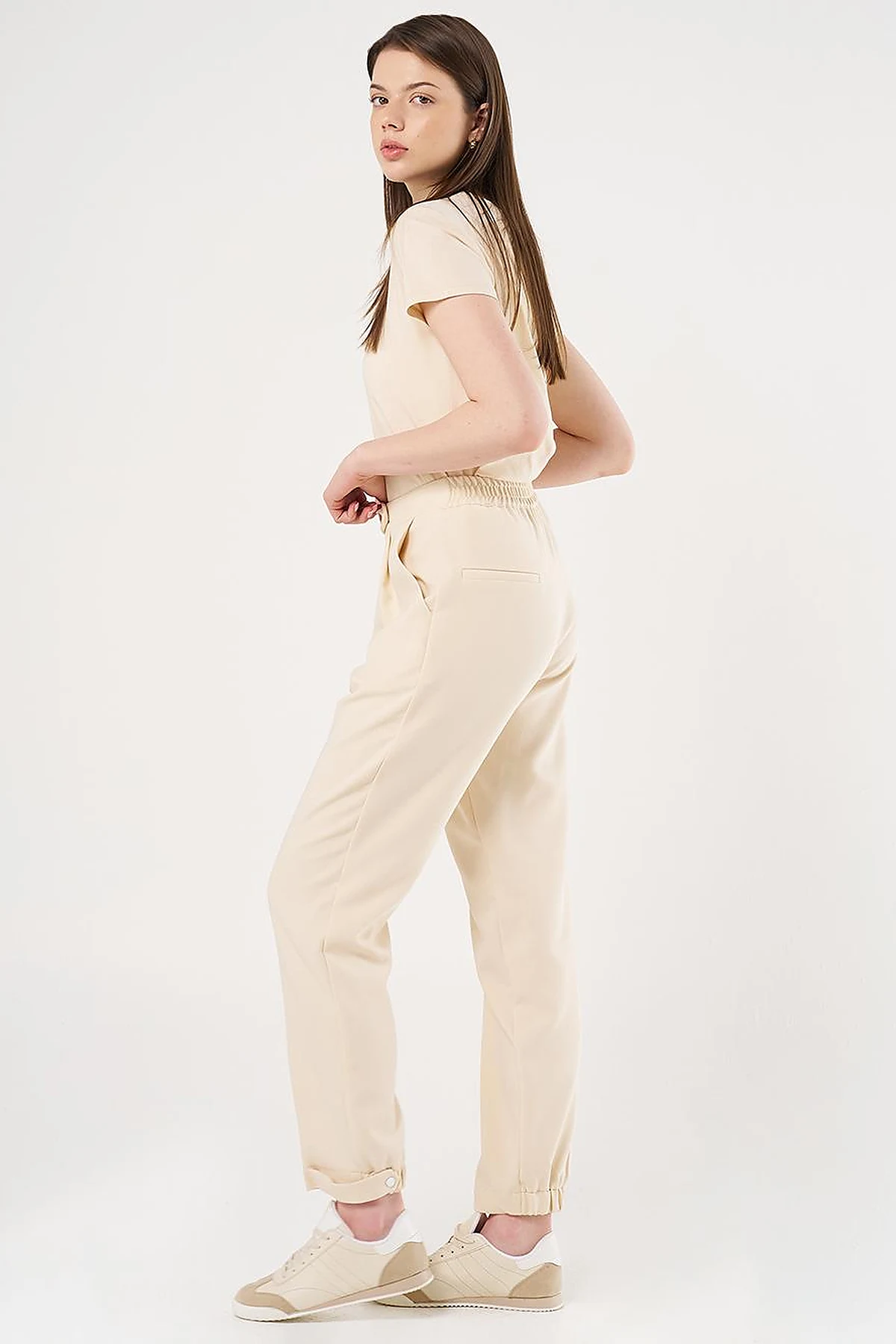 Elasticated Cuff Carrot Cut Pants in Cream