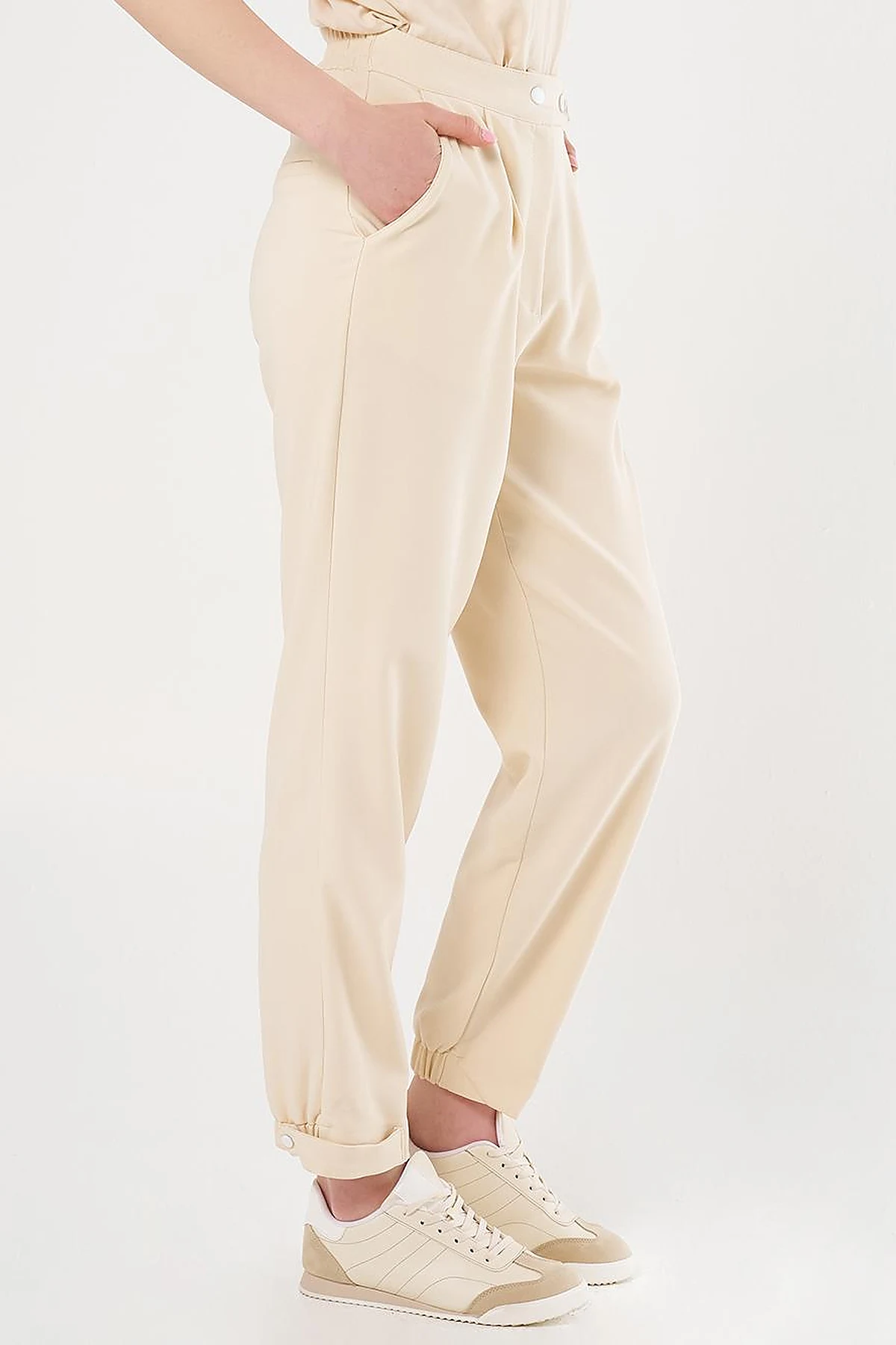 Elasticated Cuff Carrot Cut Pants in Cream