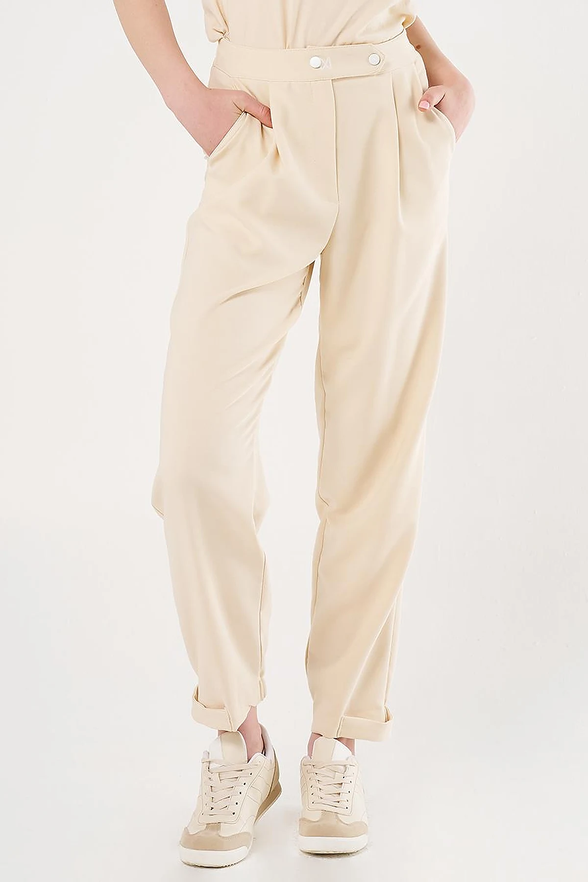Elasticated Cuff Carrot Cut Pants in Cream