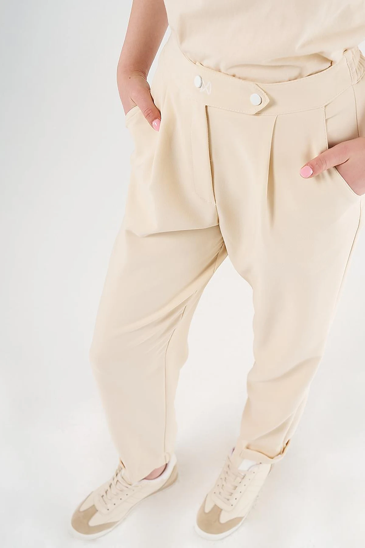 Elasticated Cuff Carrot Cut Pants in Cream