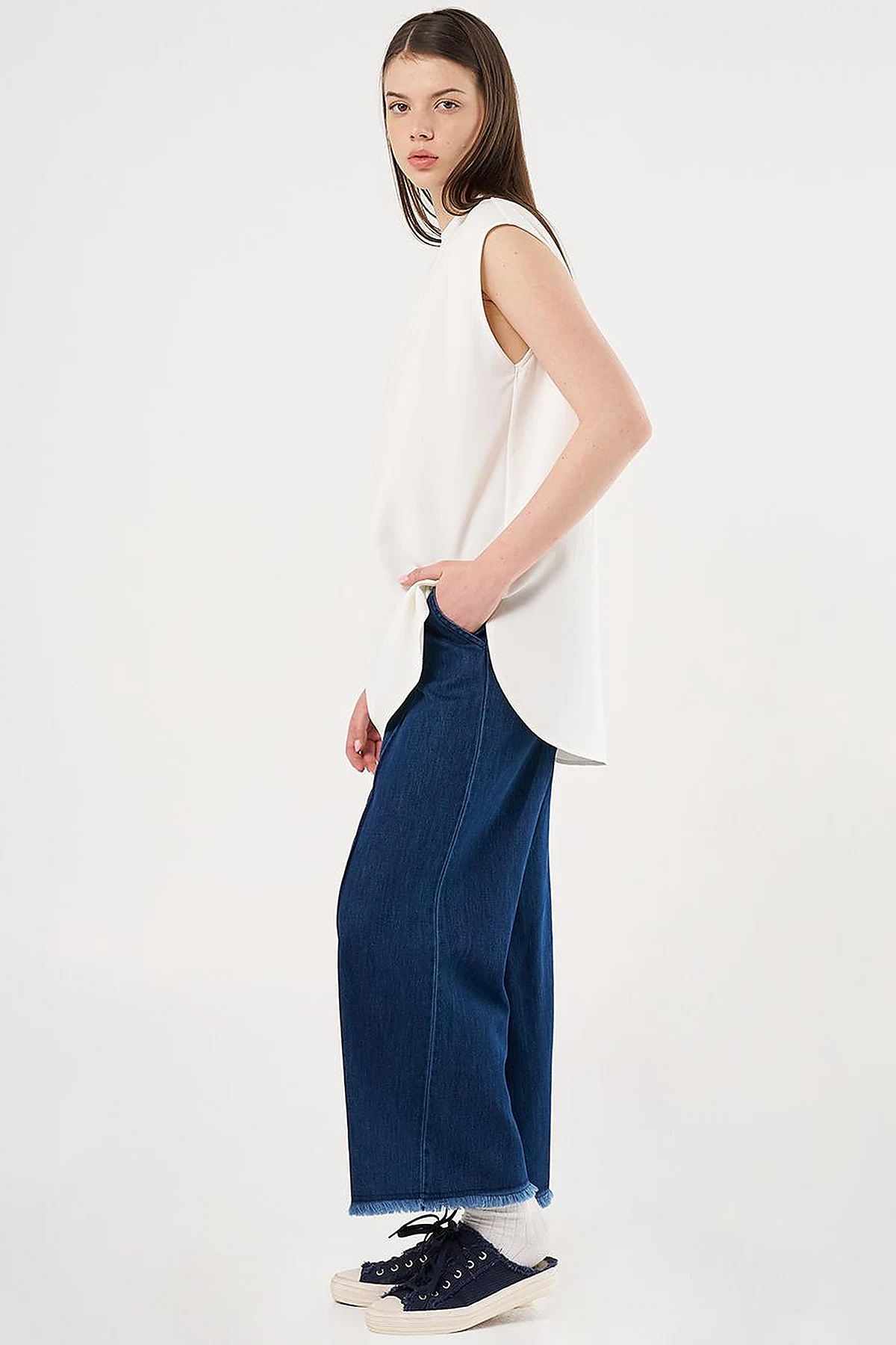Sleeveless T-Shirt in Ecru