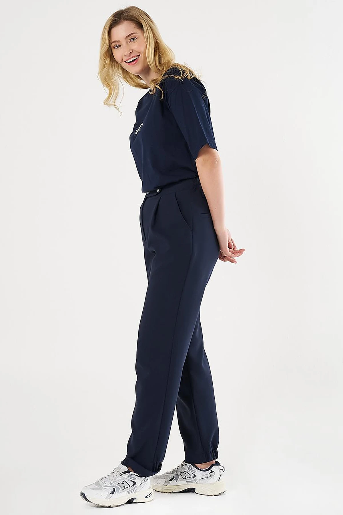  Elasticated Cuff Carrot Cut Pants in Dark Navy
