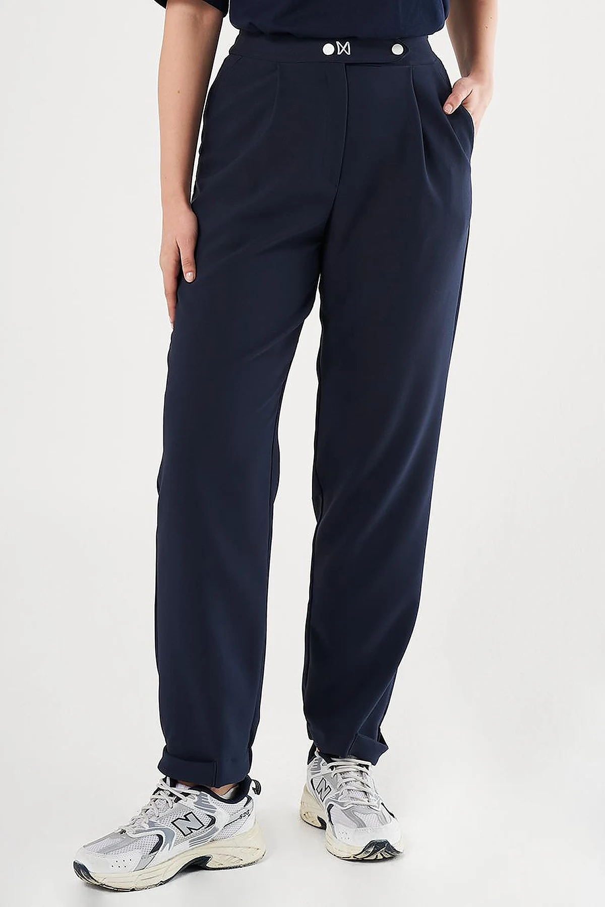  Elasticated Cuff Carrot Cut Pants in Dark Navy