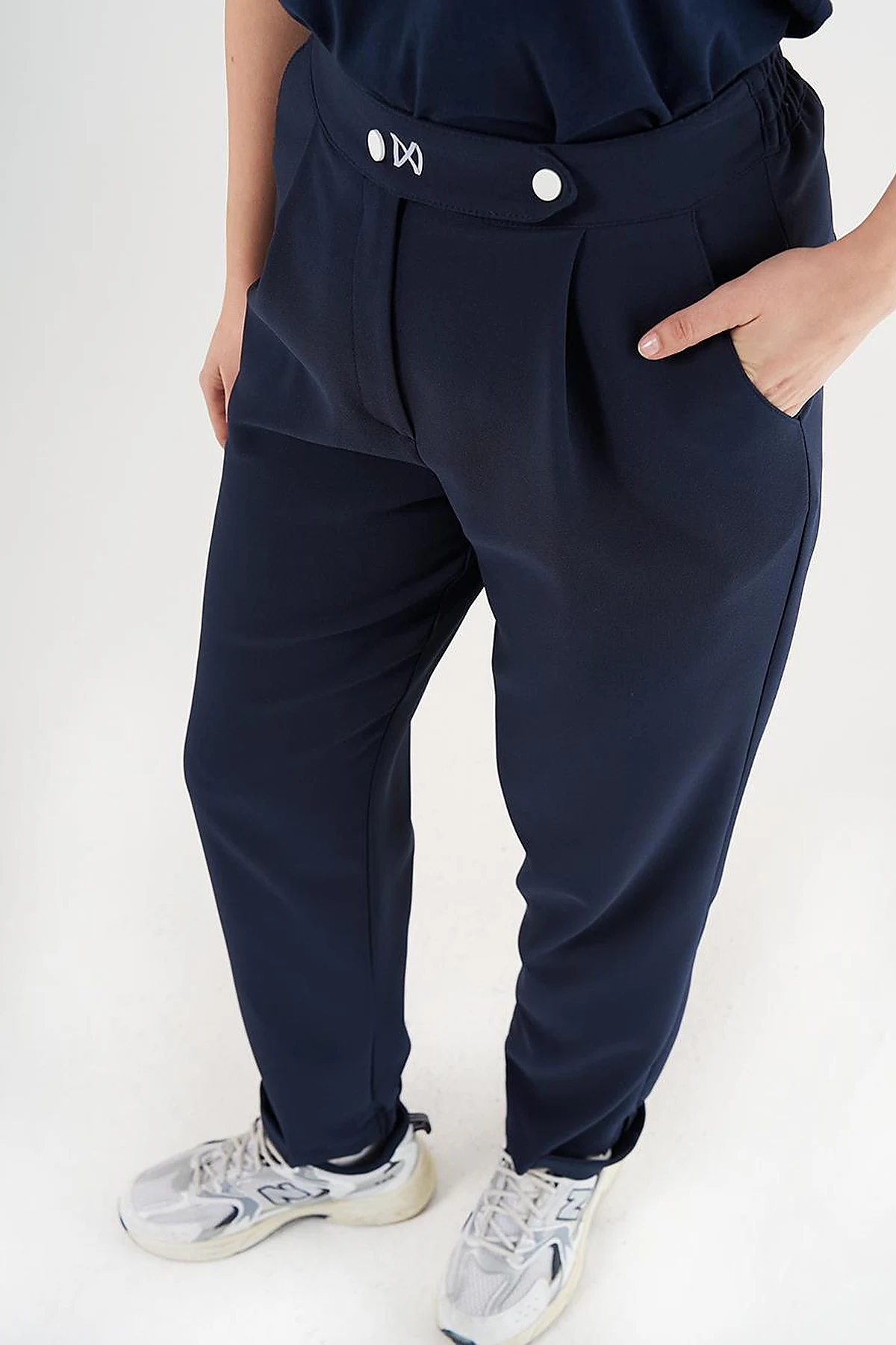  Elasticated Cuff Carrot Cut Pants in Dark Navy
