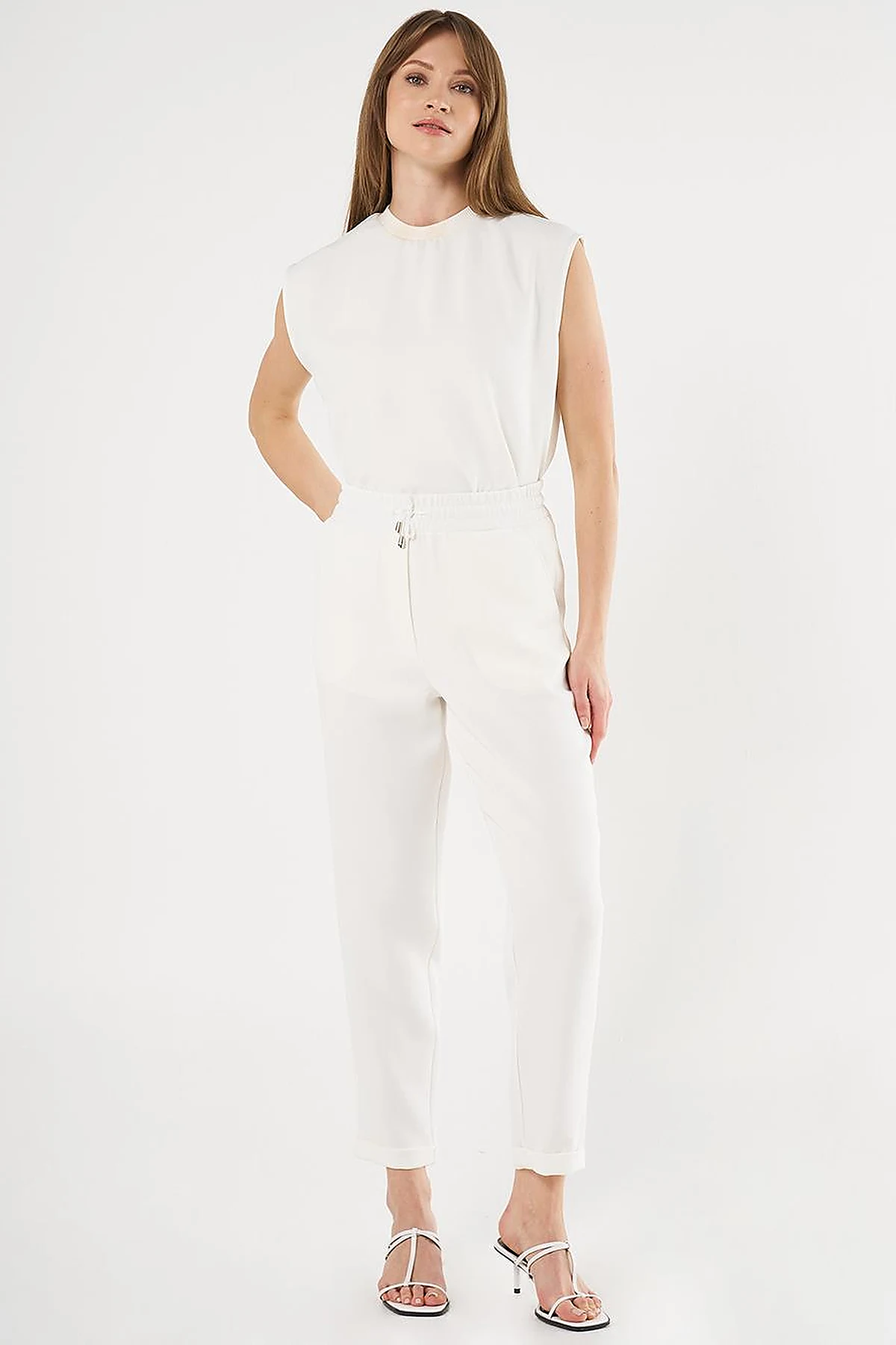 Pocket Detail Carrot-Cut Pants Ecru