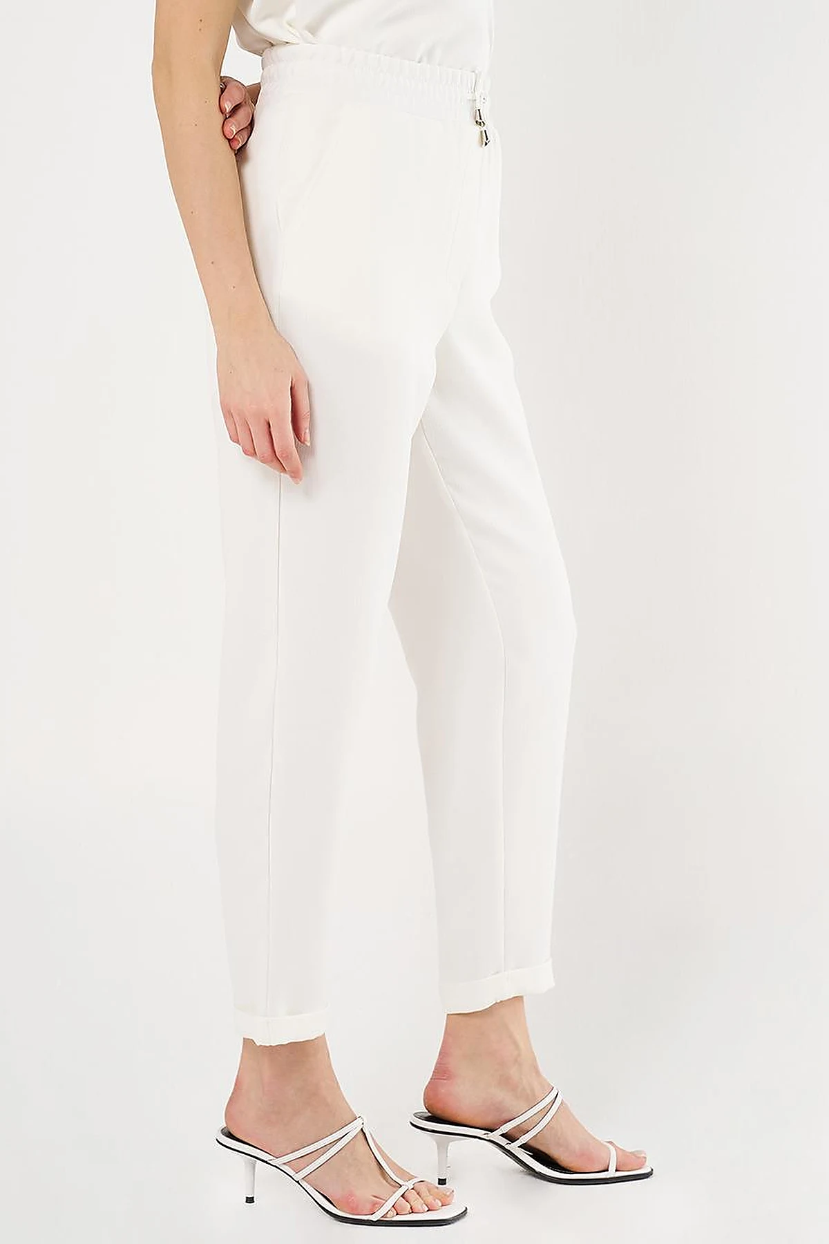 Pocket Detail Carrot-Cut Pants Ecru