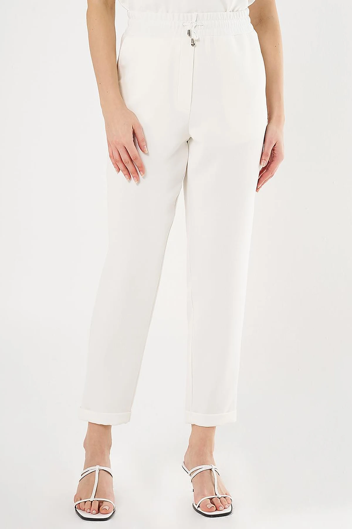 Pocket Detail Carrot-Cut Pants Ecru