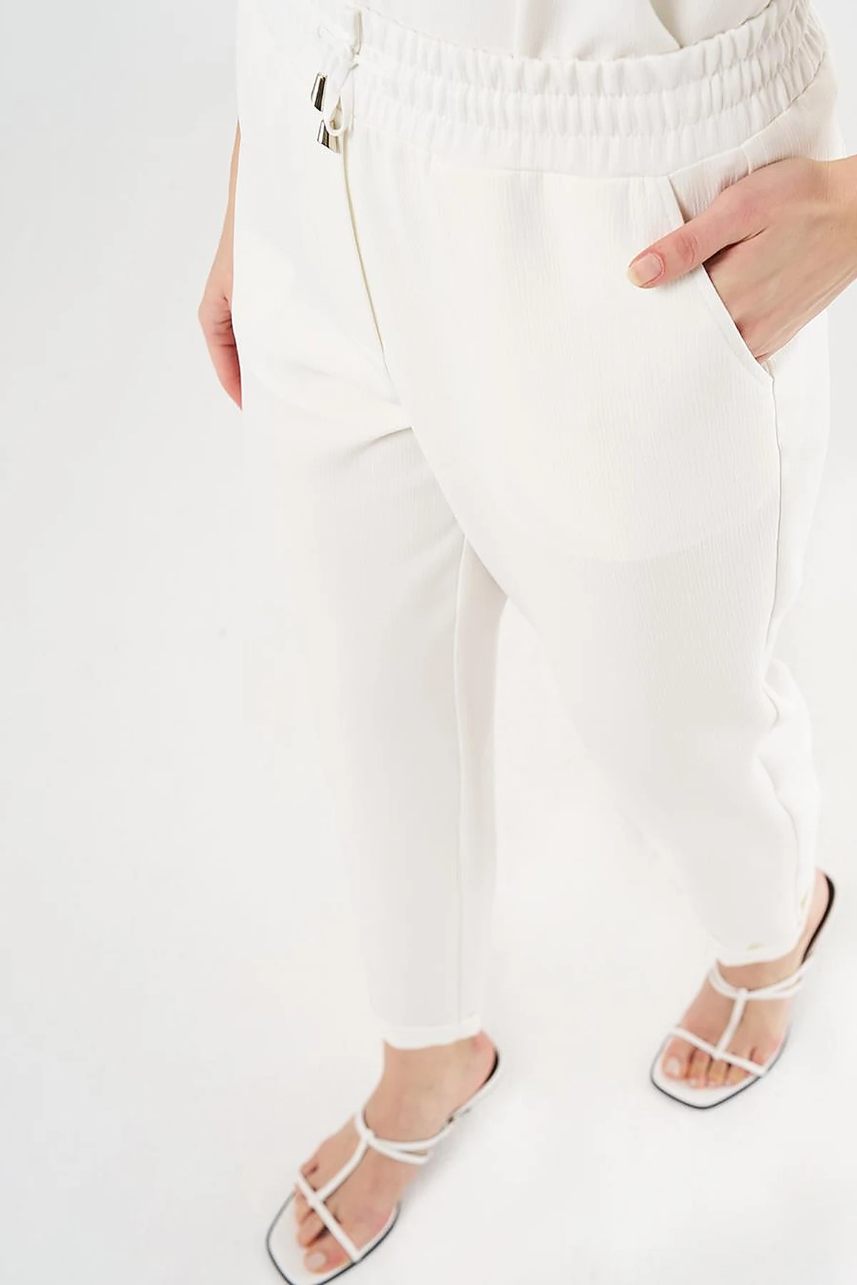 Pocket Detail Carrot-Cut Pants Ecru