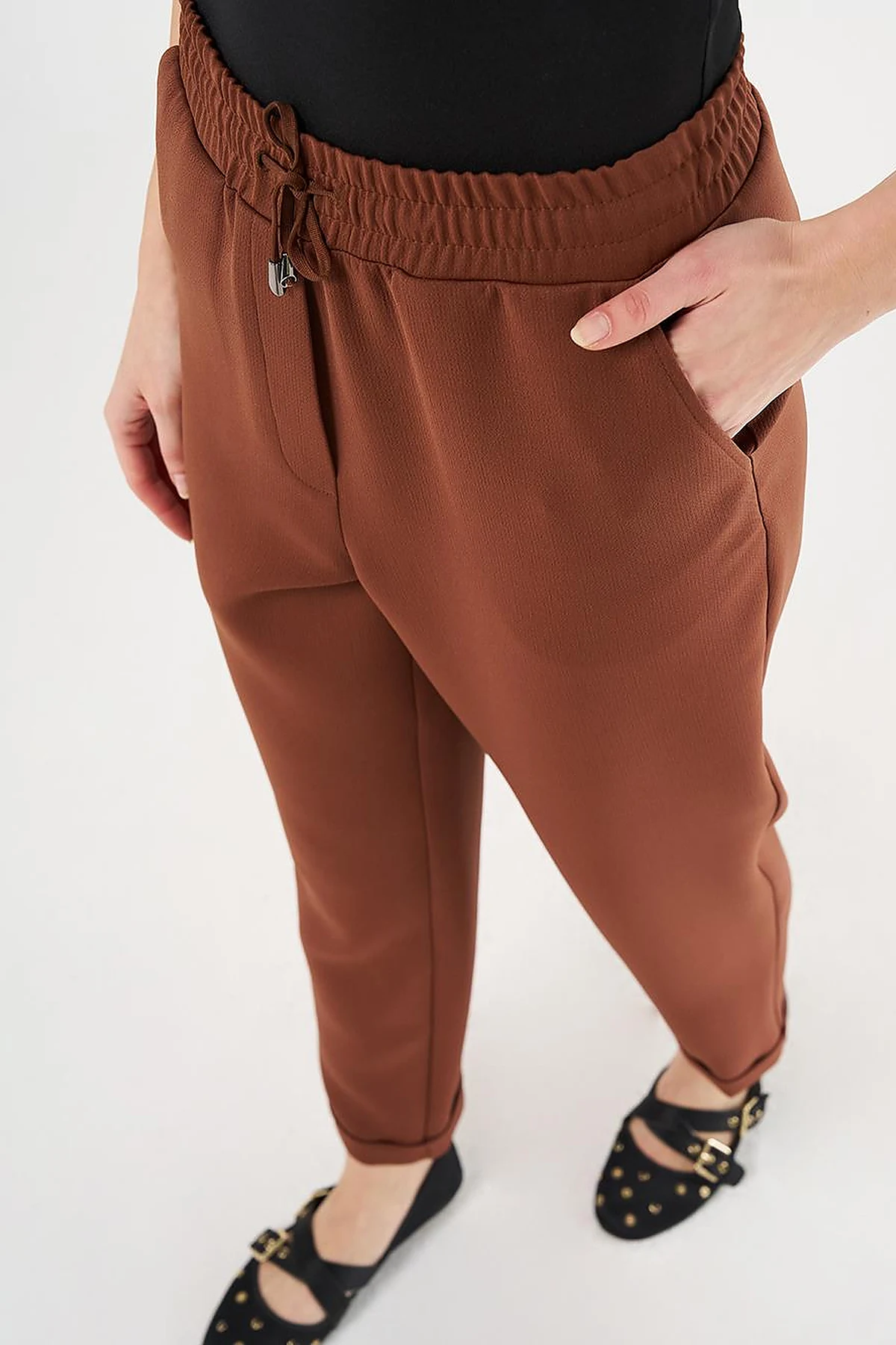 Pocket Detail Carrot-Cut Pants Brown