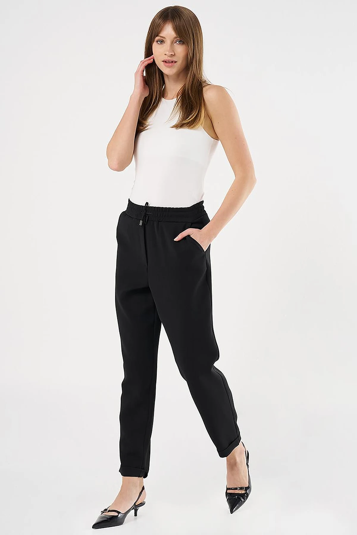 Pocket Detail Carrot-Cut Pants Black
