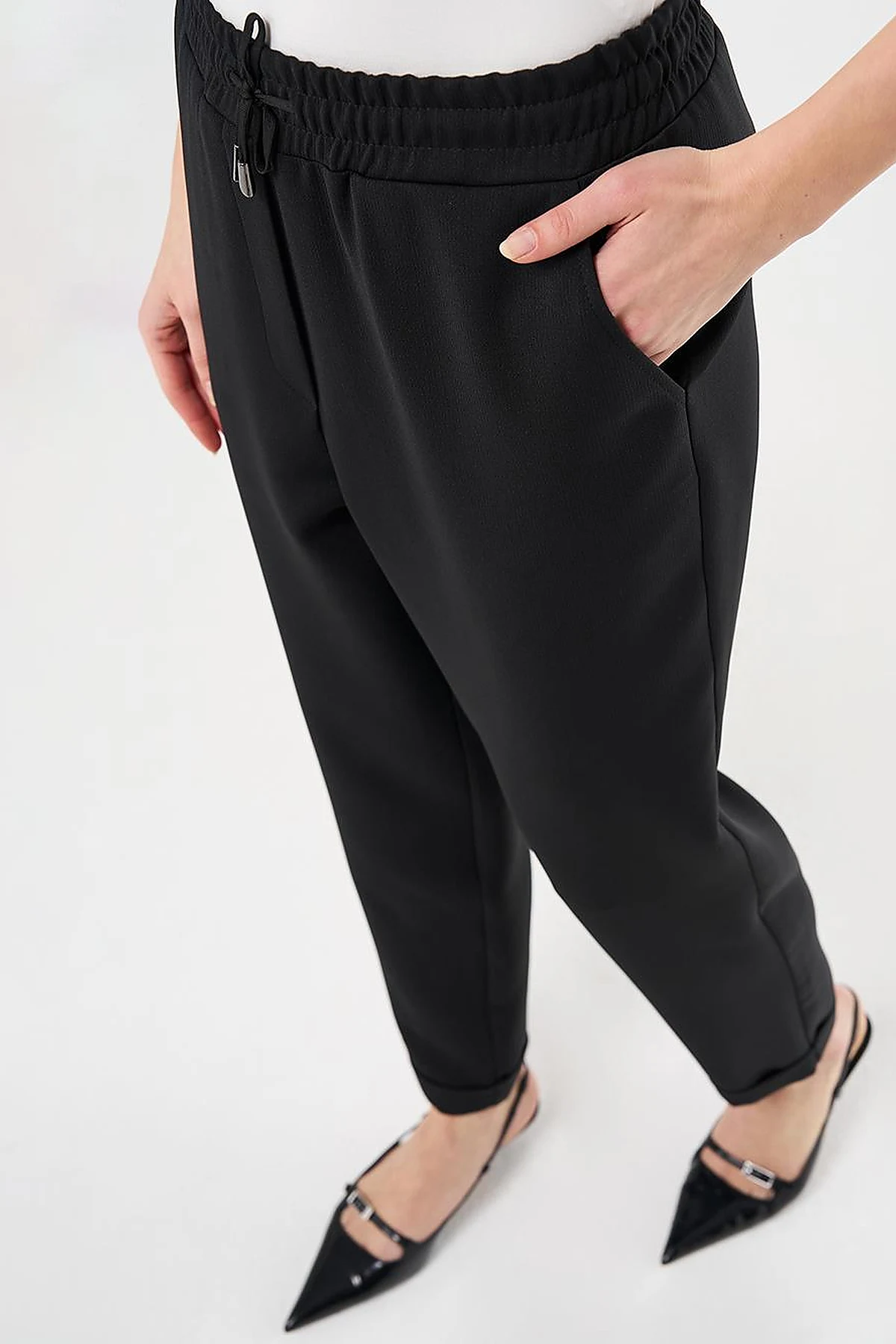 Pocket Detail Carrot-Cut Pants Black