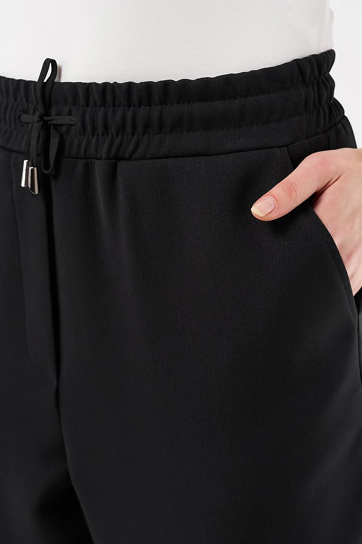 Pocket Detail Carrot-Cut Pants Black