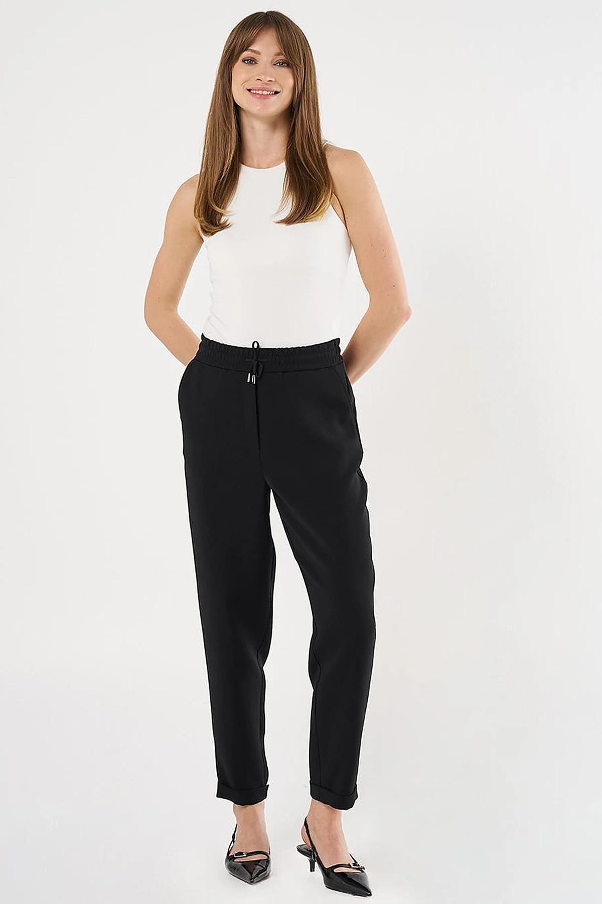 Pocket Detail Carrot-Cut Pants Black