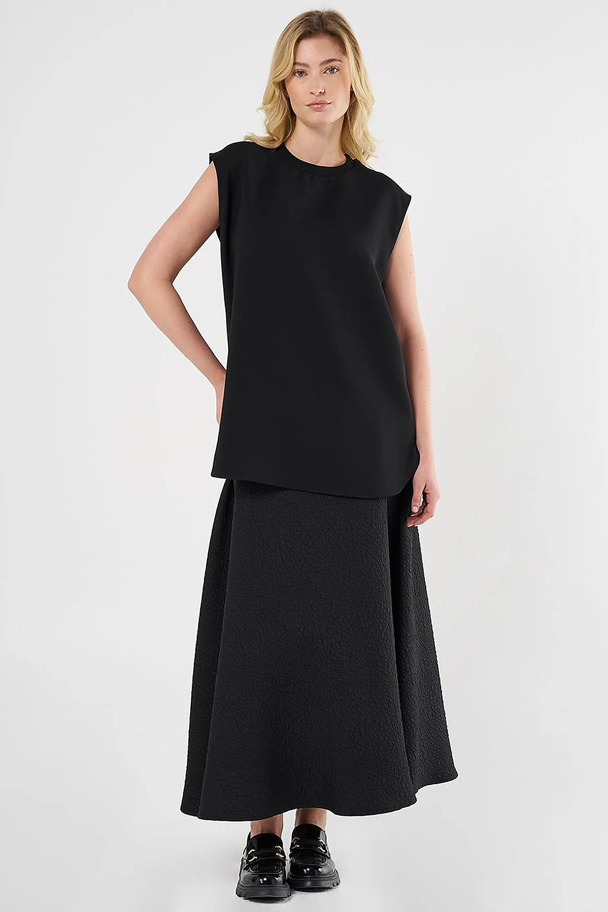 Sleeveless T-Shirt in Black