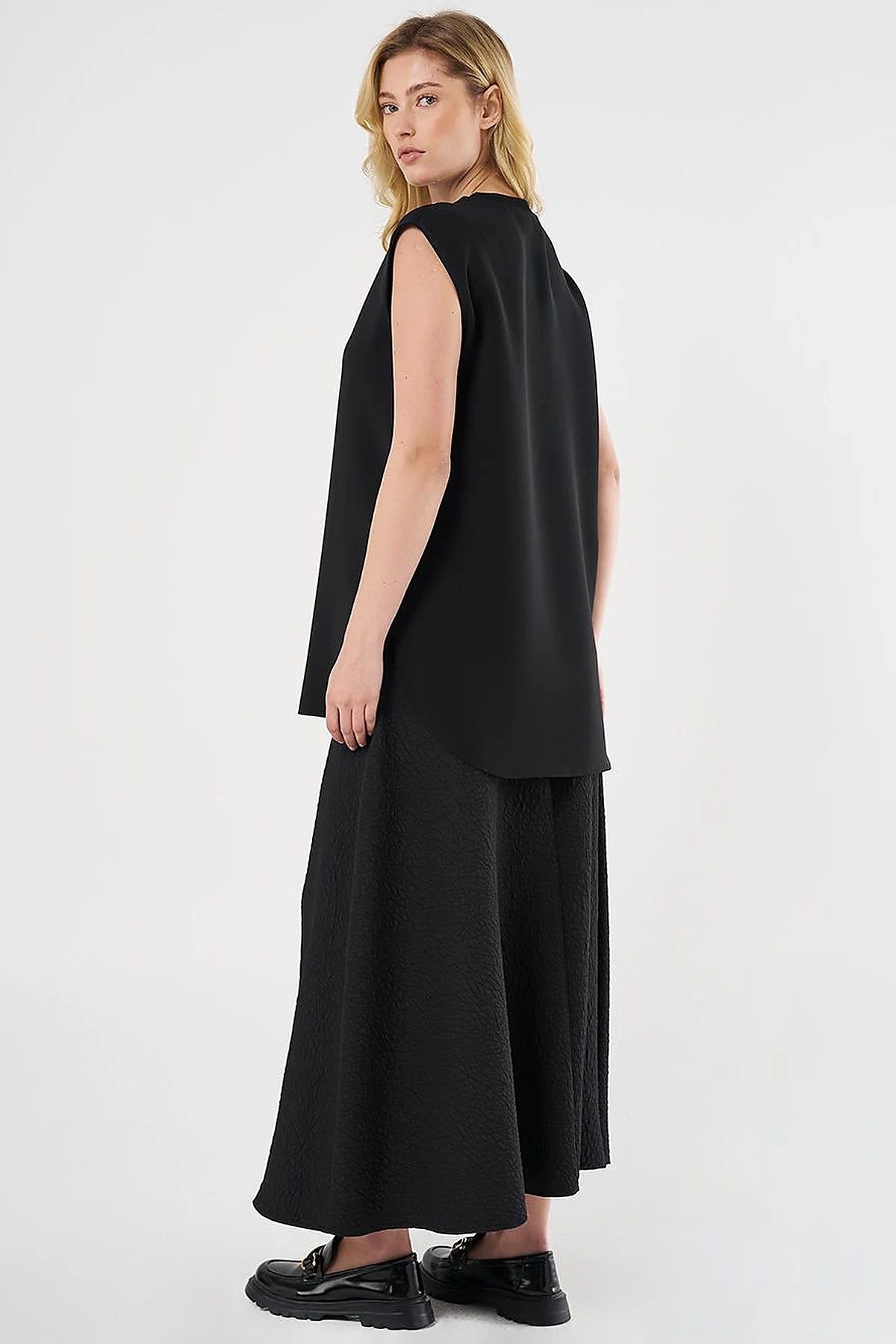 Sleeveless T-Shirt in Black